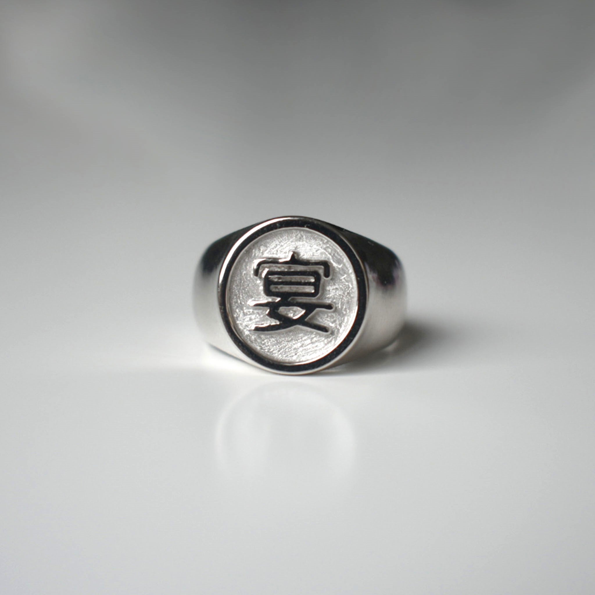 Oval Signet Ring (Medium)｜楕円形リング (中) – Neo Scavenger Hunt 