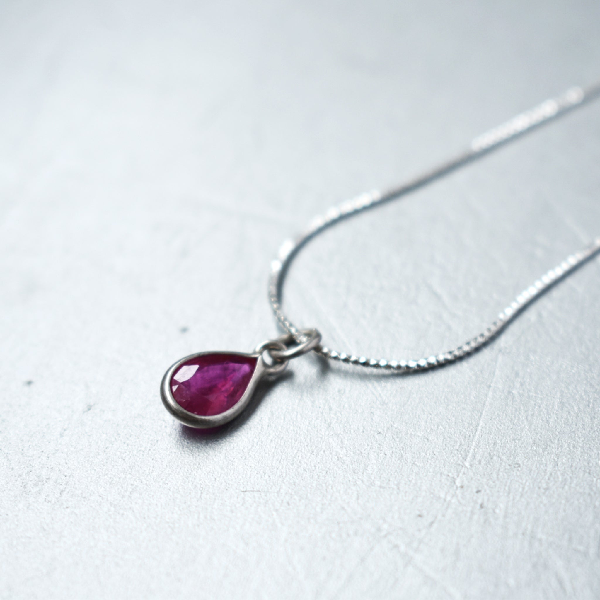 Ruby Pendant (Droplet)｜ルビーのひと粒ペンダント (雫)