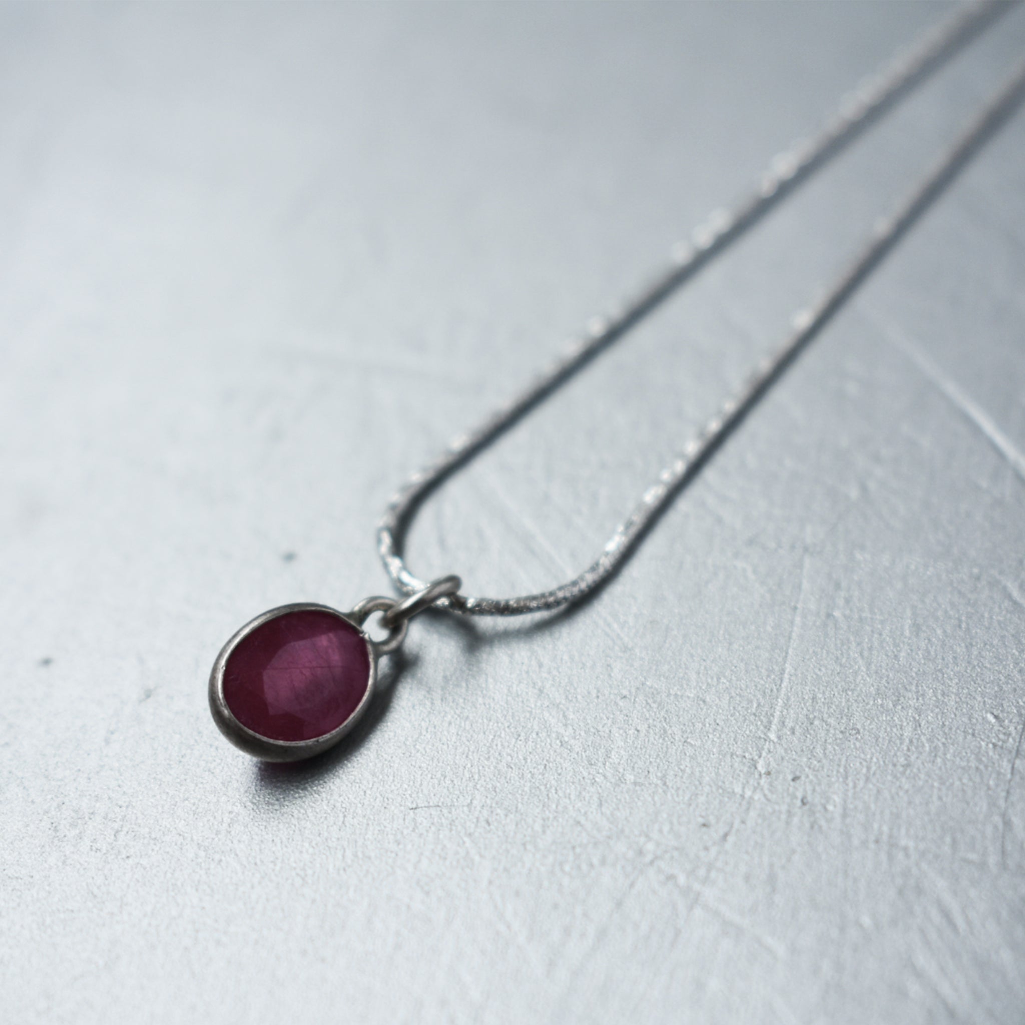 Ruby Pendant (Oval)｜ルビーの一粒ペンダント (楕円)