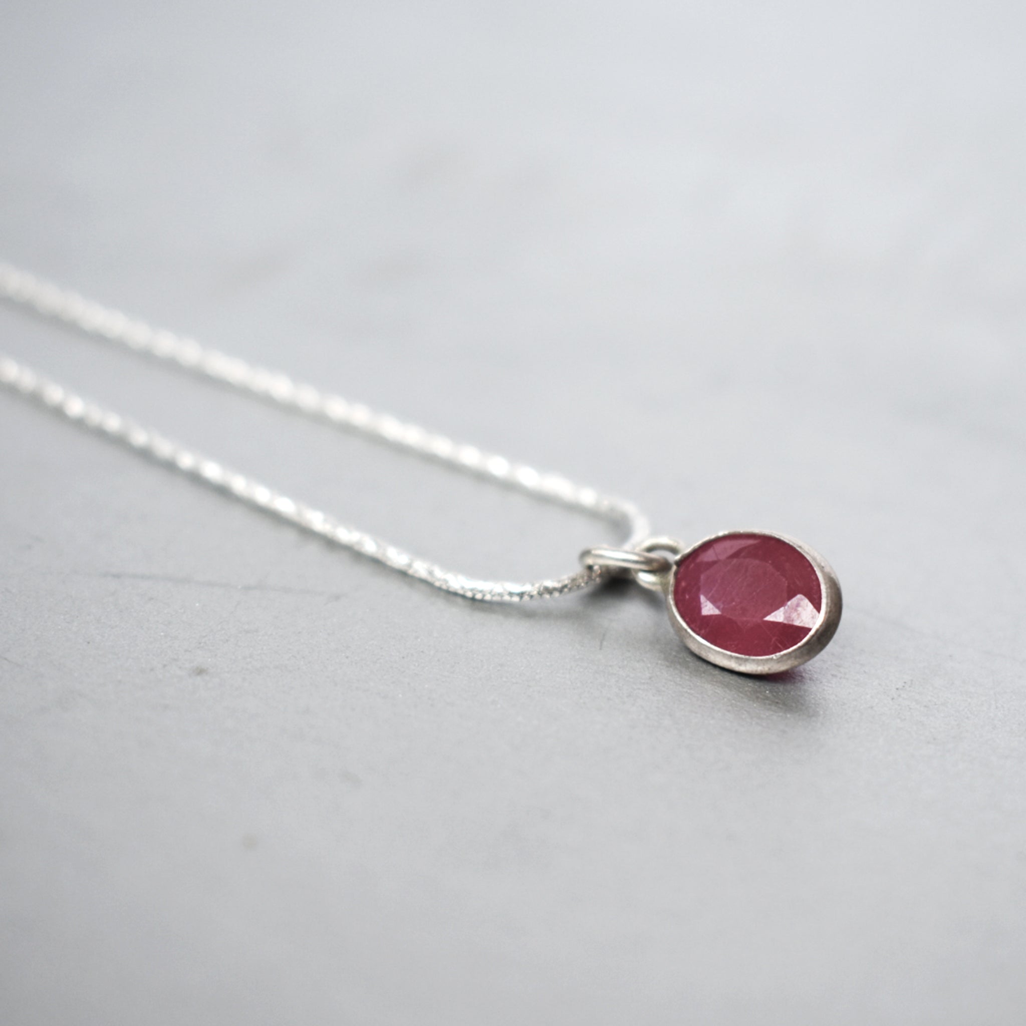 Ruby Pendant (Oval)｜ルビーの一粒ペンダント (楕円)