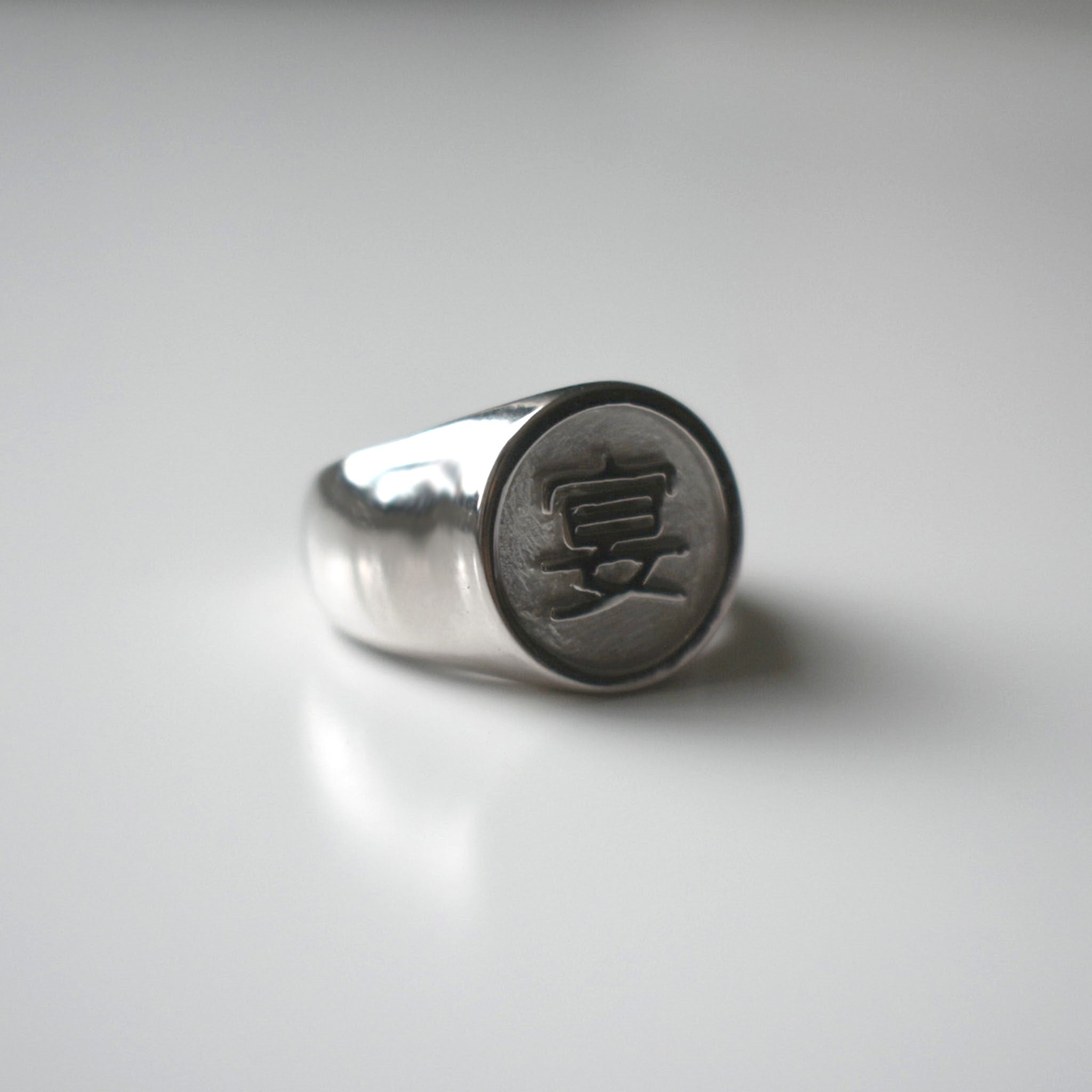 Oval Signet Ring (Medium)