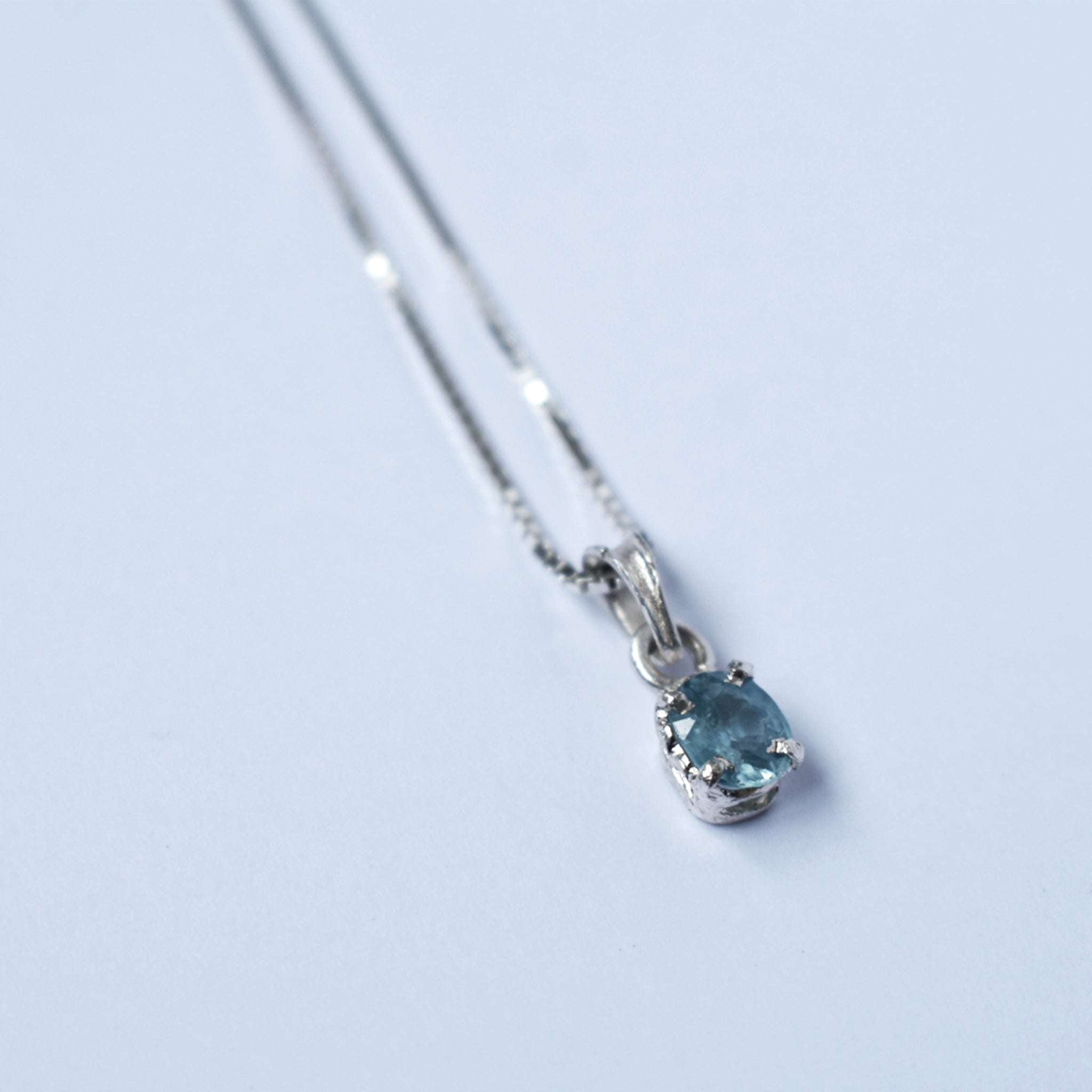 Blue Zircon Tiny Pendant (Oval)｜ブルージルコンのひと粒ペンダント (楕円)