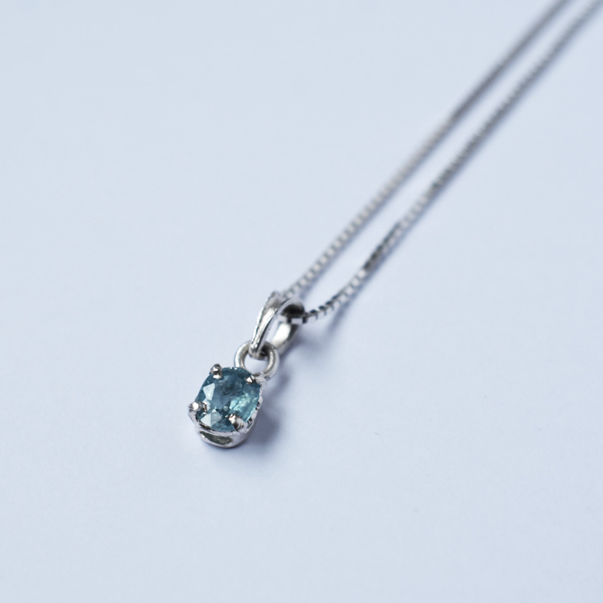 Blue Zircon Tiny Pendant (Oval)｜ブルージルコンのひと粒ペンダント (楕円)