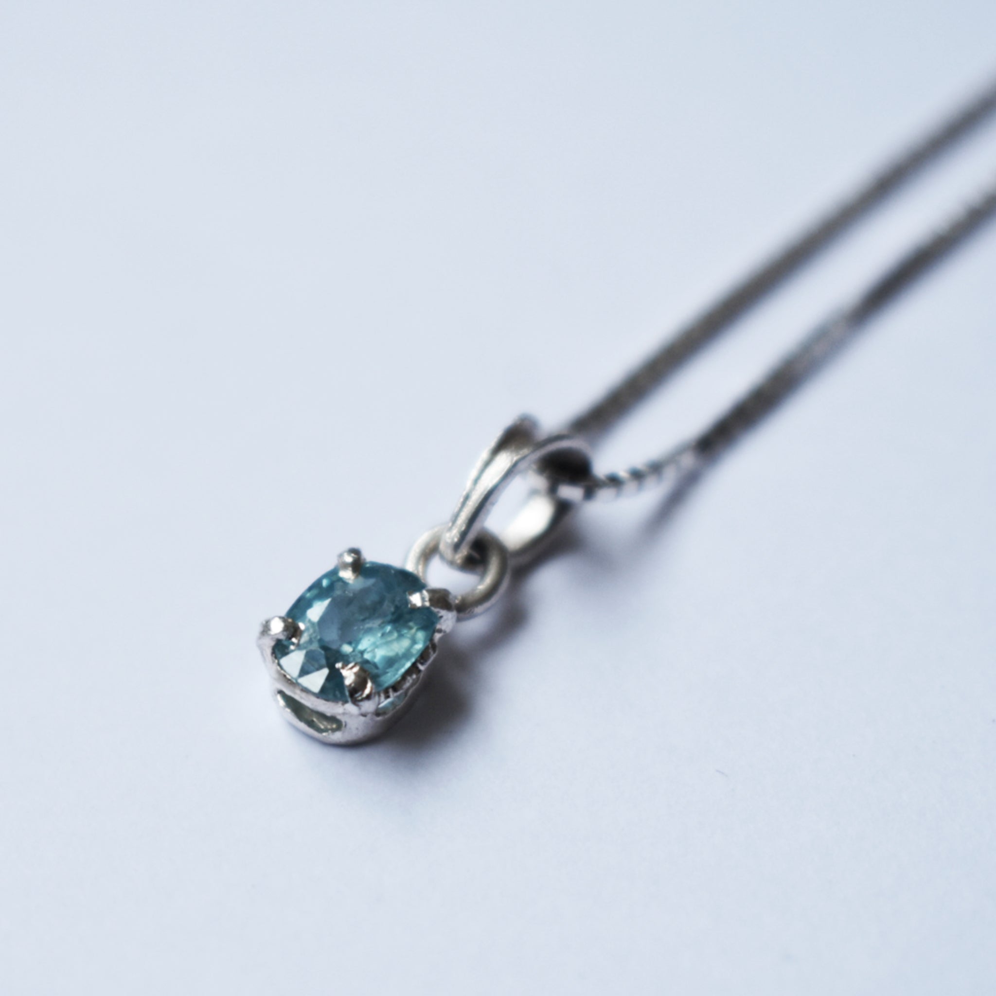 Blue Zircon Tiny Pendant (Oval)｜ブルージルコンのひと粒ペンダント (楕円)