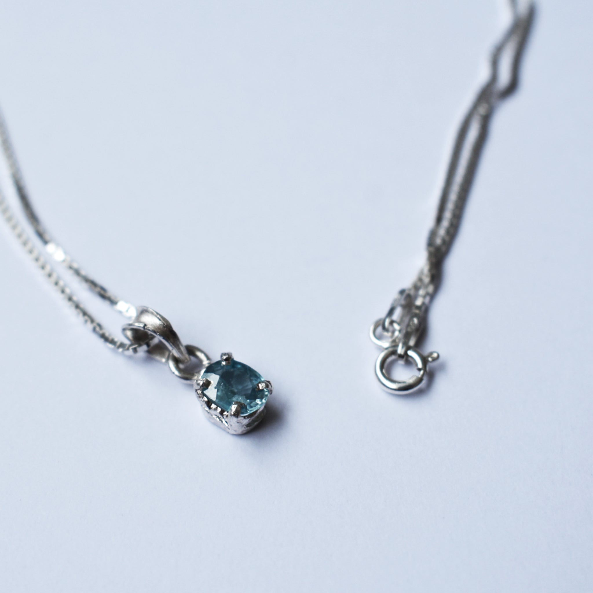 Blue Zircon Tiny Pendant (Oval)｜ブルージルコンのひと粒ペンダント (楕円)