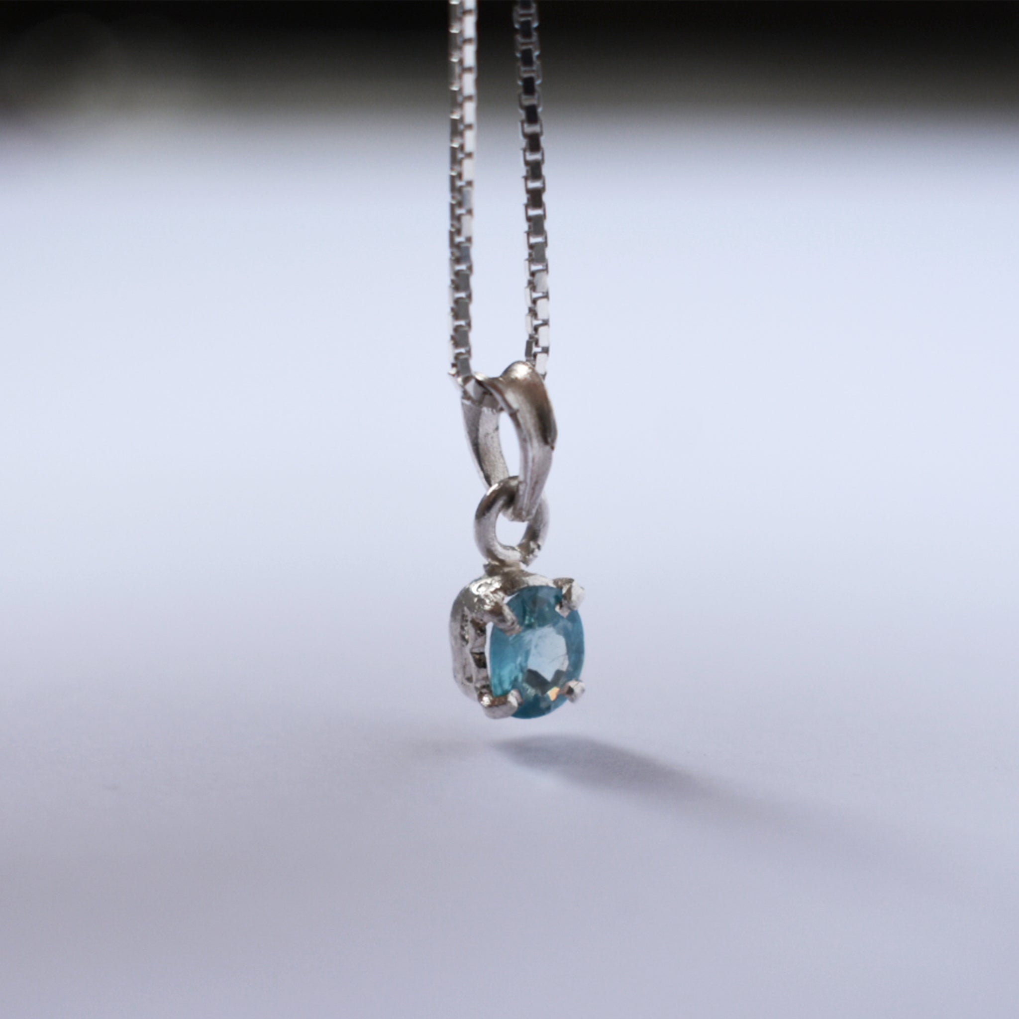 Blue Zircon Tiny Pendant (Oval)｜ブルージルコンのひと粒ペンダント (楕円)