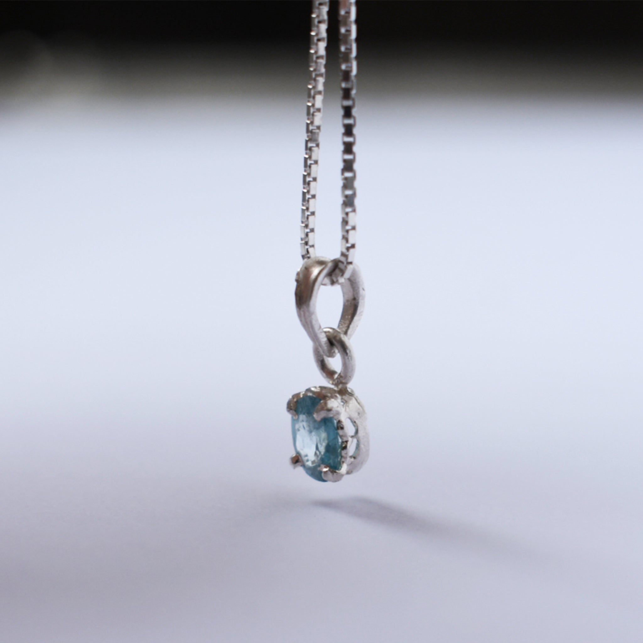 Blue Zircon Tiny Pendant (Oval)｜ブルージルコンのひと粒ペンダント (楕円)