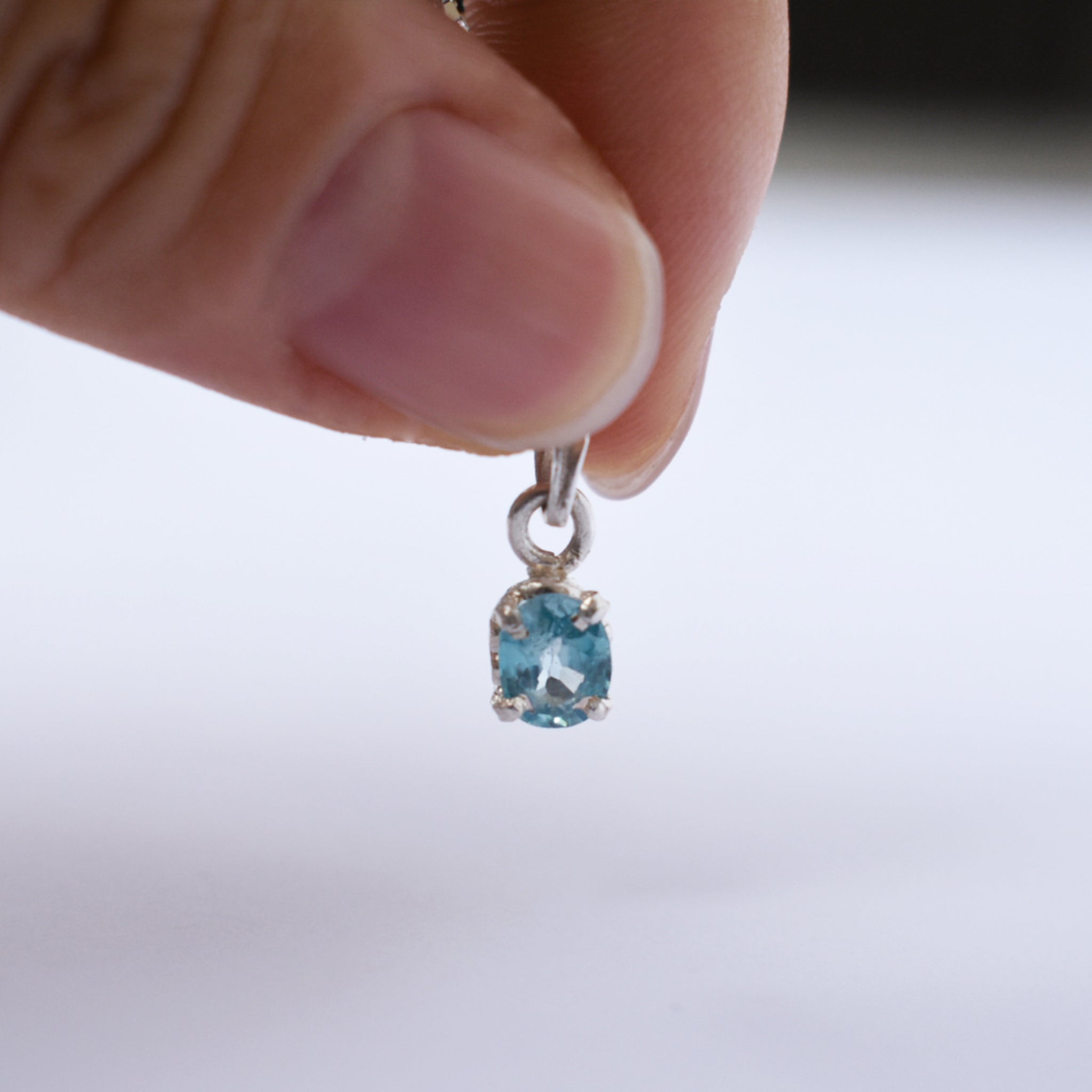 Blue Zircon Tiny Pendant (Oval)｜ブルージルコンのひと粒ペンダント (楕円)