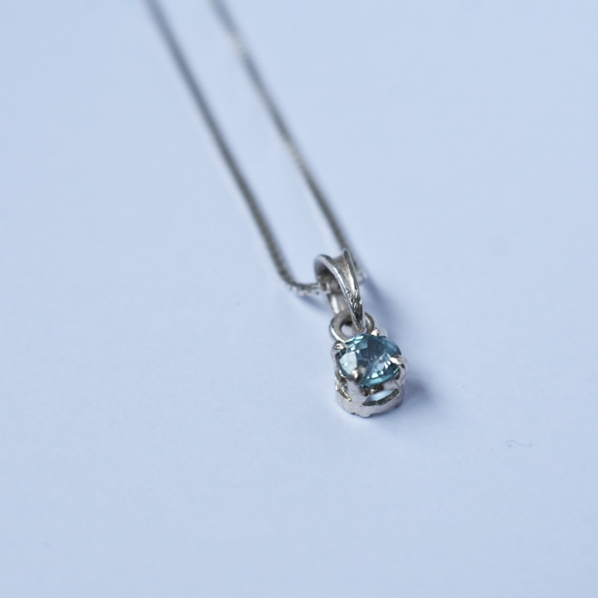 Blue Zircon Tiny Pendant (Round)｜ブルージルコンのひと粒ペンダント (丸)