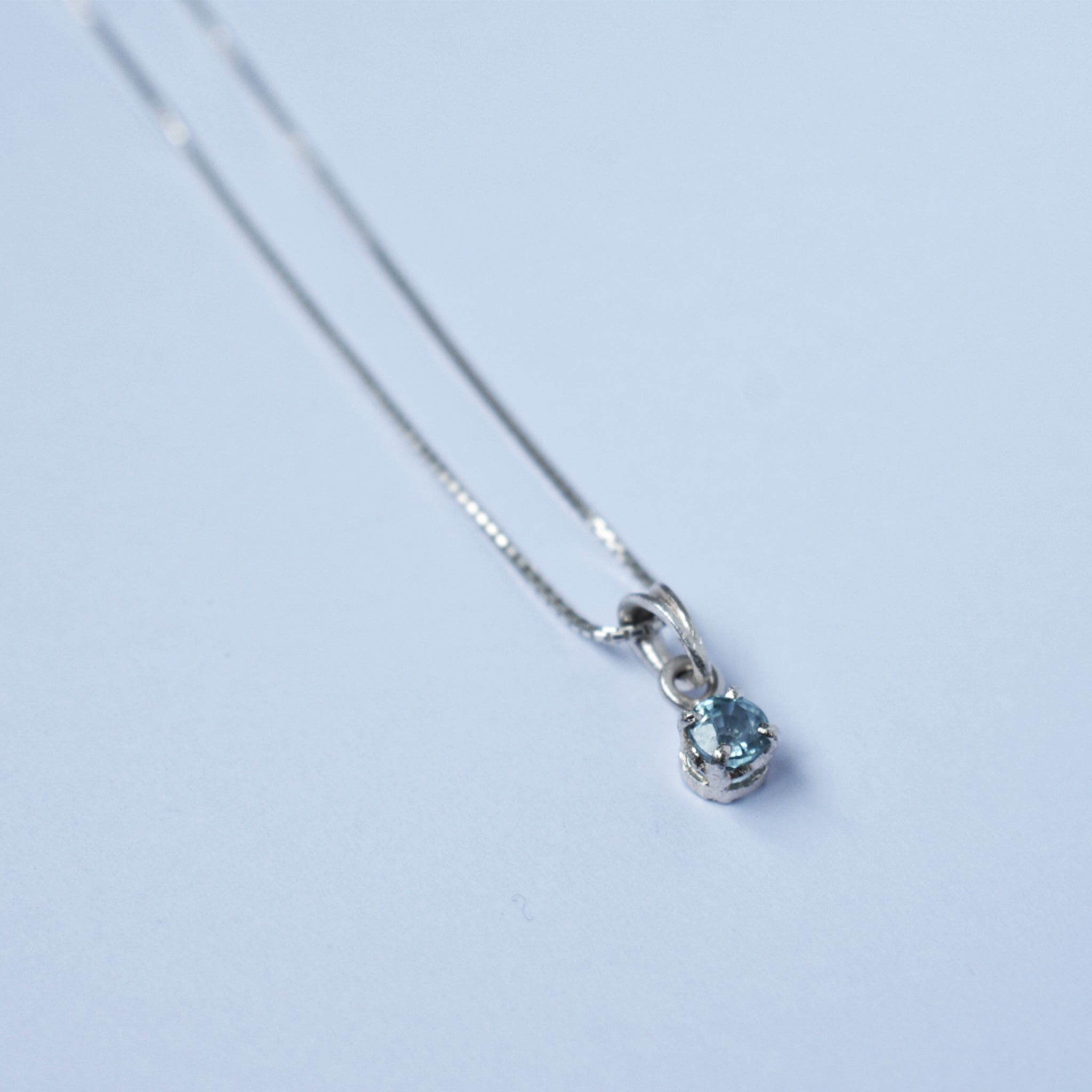 Blue Zircon Tiny Pendant (Round)｜ブルージルコンのひと粒ペンダント (丸)