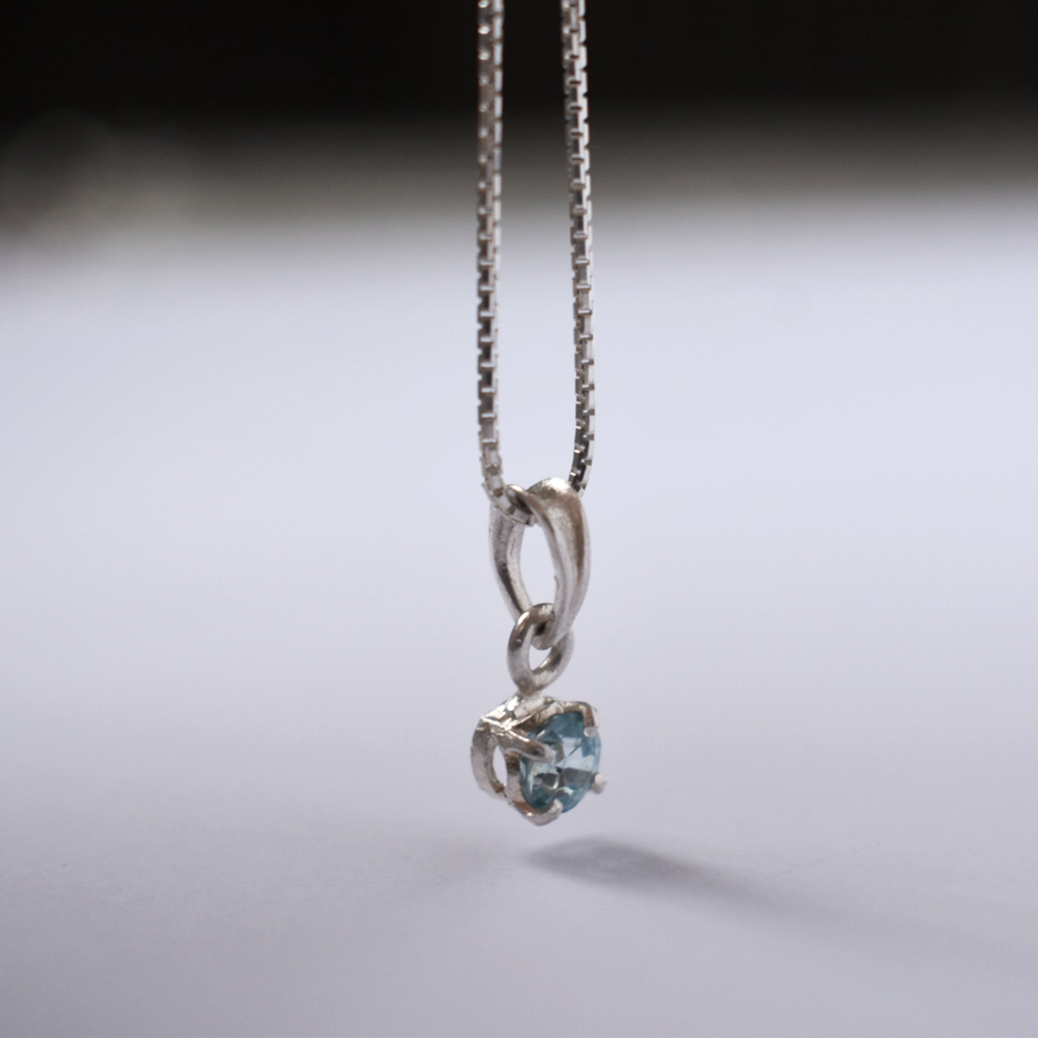 Blue Zircon Tiny Pendant (Round)｜ブルージルコンのひと粒ペンダント (丸)