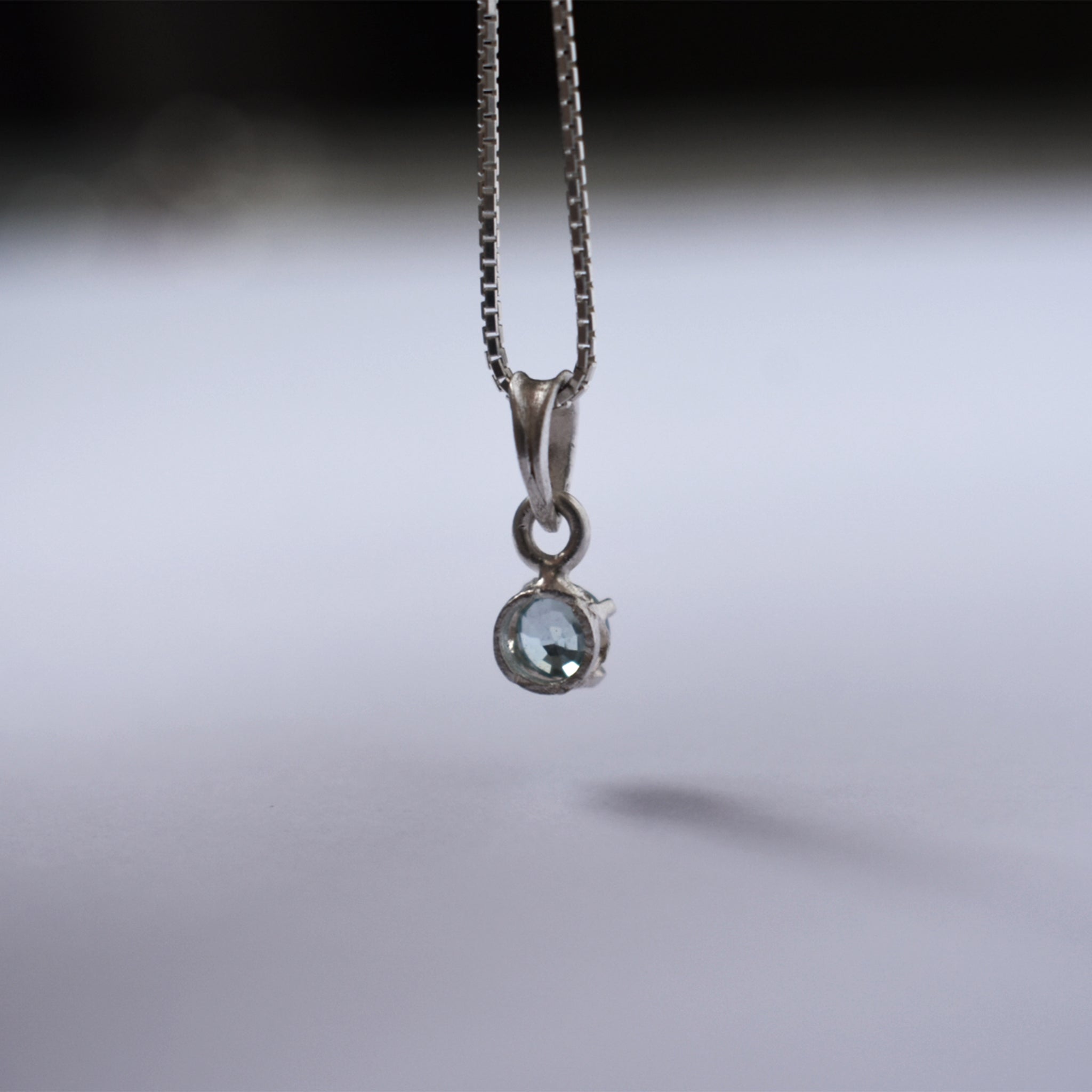 Blue Zircon Tiny Pendant (Round)｜ブルージルコンのひと粒ペンダント (丸)