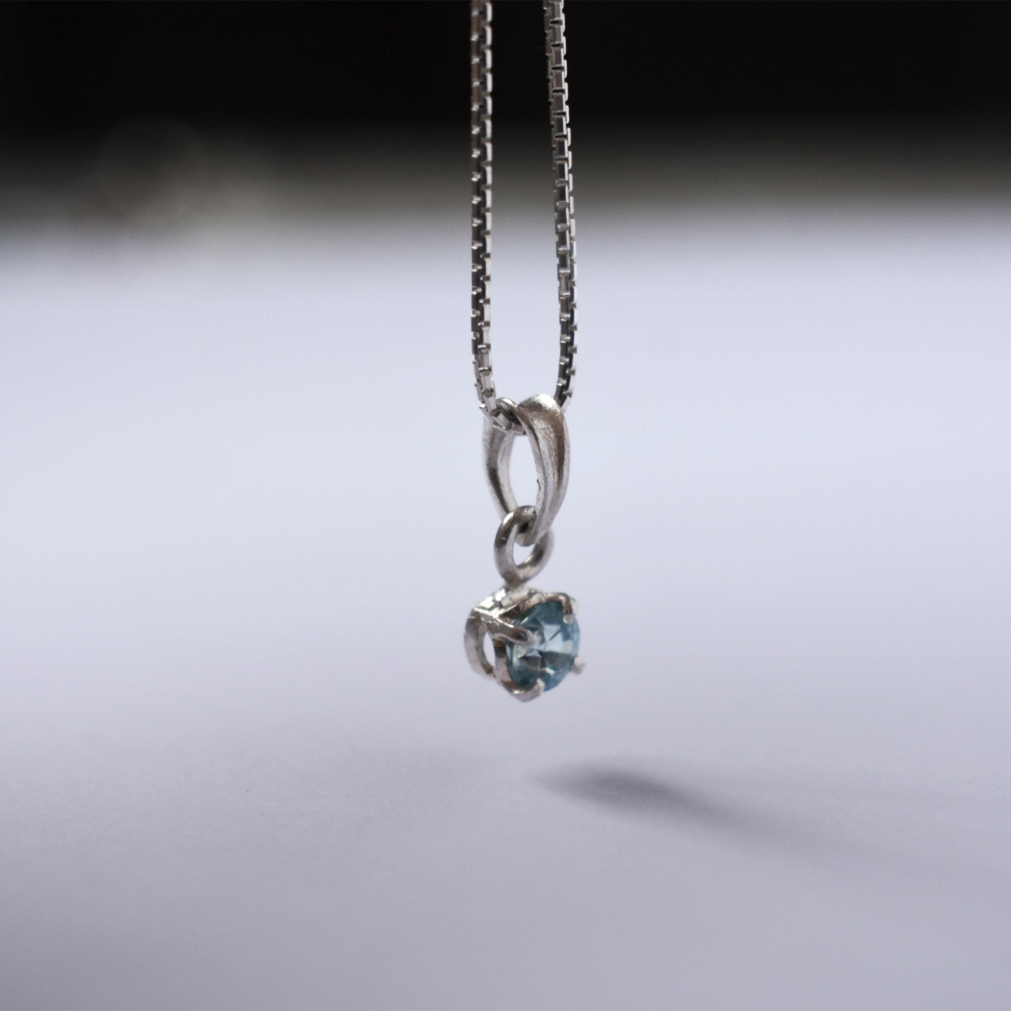 Blue Zircon Tiny Pendant (Round)｜ブルージルコンのひと粒ペンダント (丸)