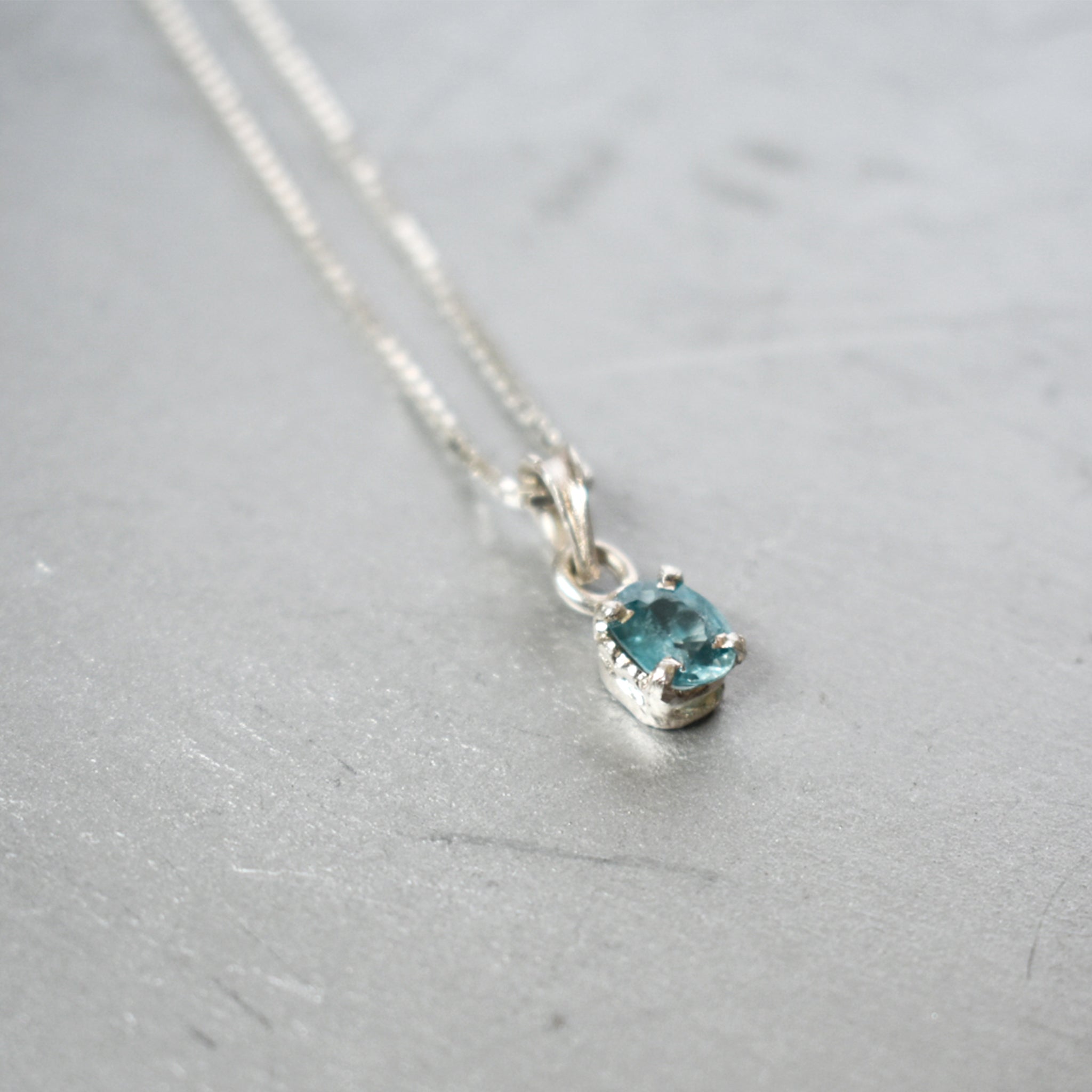 Blue Zircon Tiny Pendant (Oval)｜ブルージルコンのひと粒ペンダント (楕円)