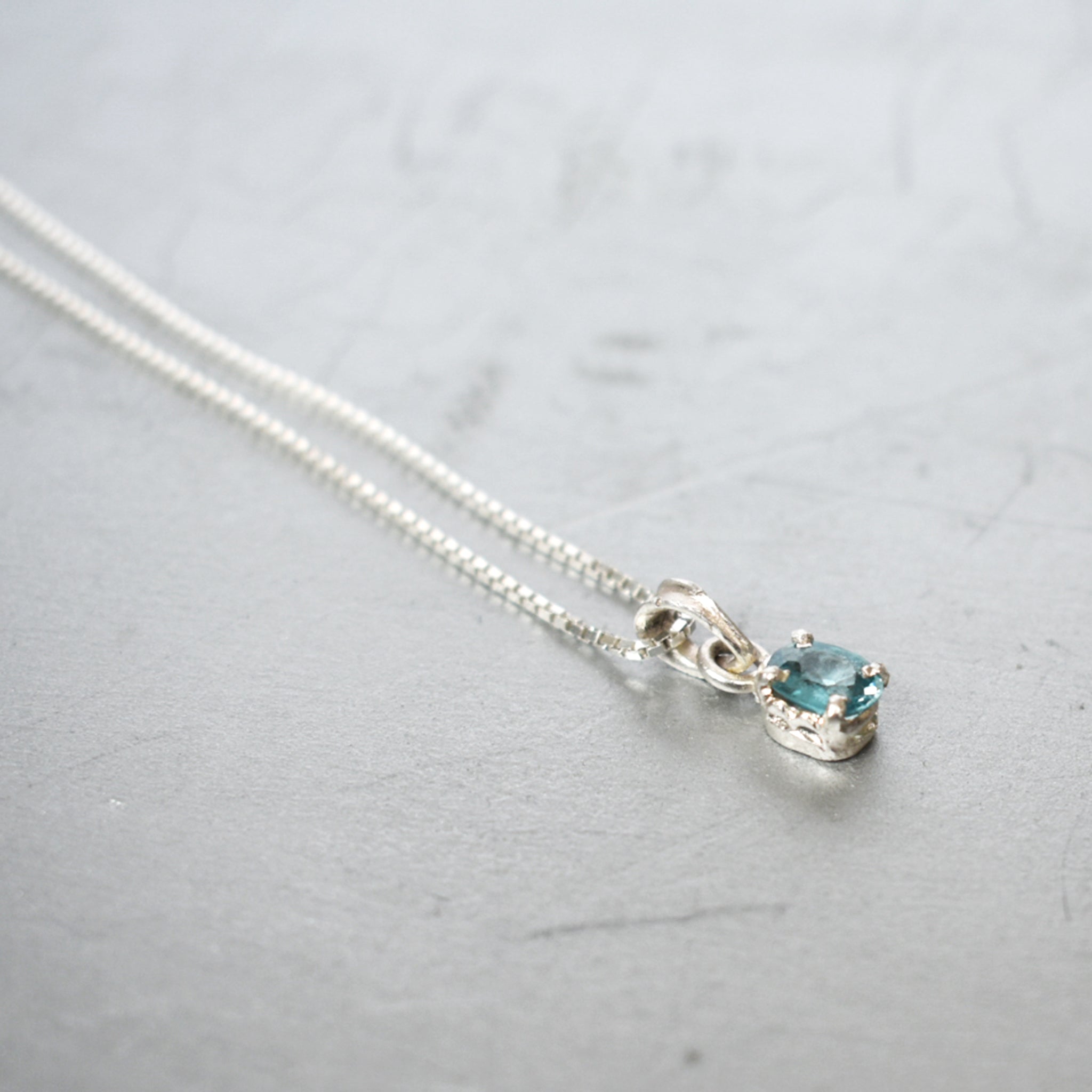 Blue Zircon Tiny Pendant (Oval)｜ブルージルコンのひと粒ペンダント (楕円)