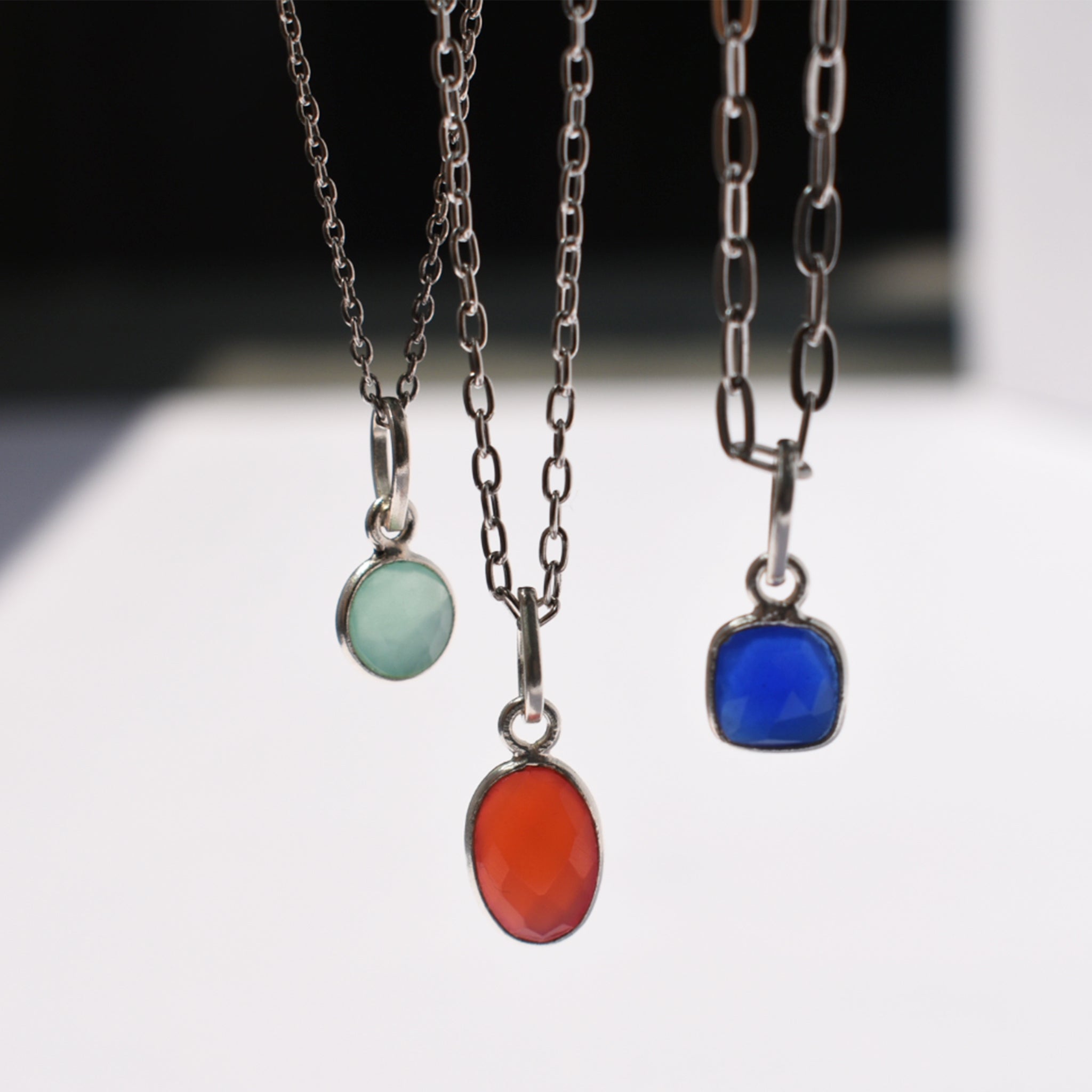 Teeny Tiny Pendant (Chalcedony)｜ひと粒ペンダント (カルセドニー)