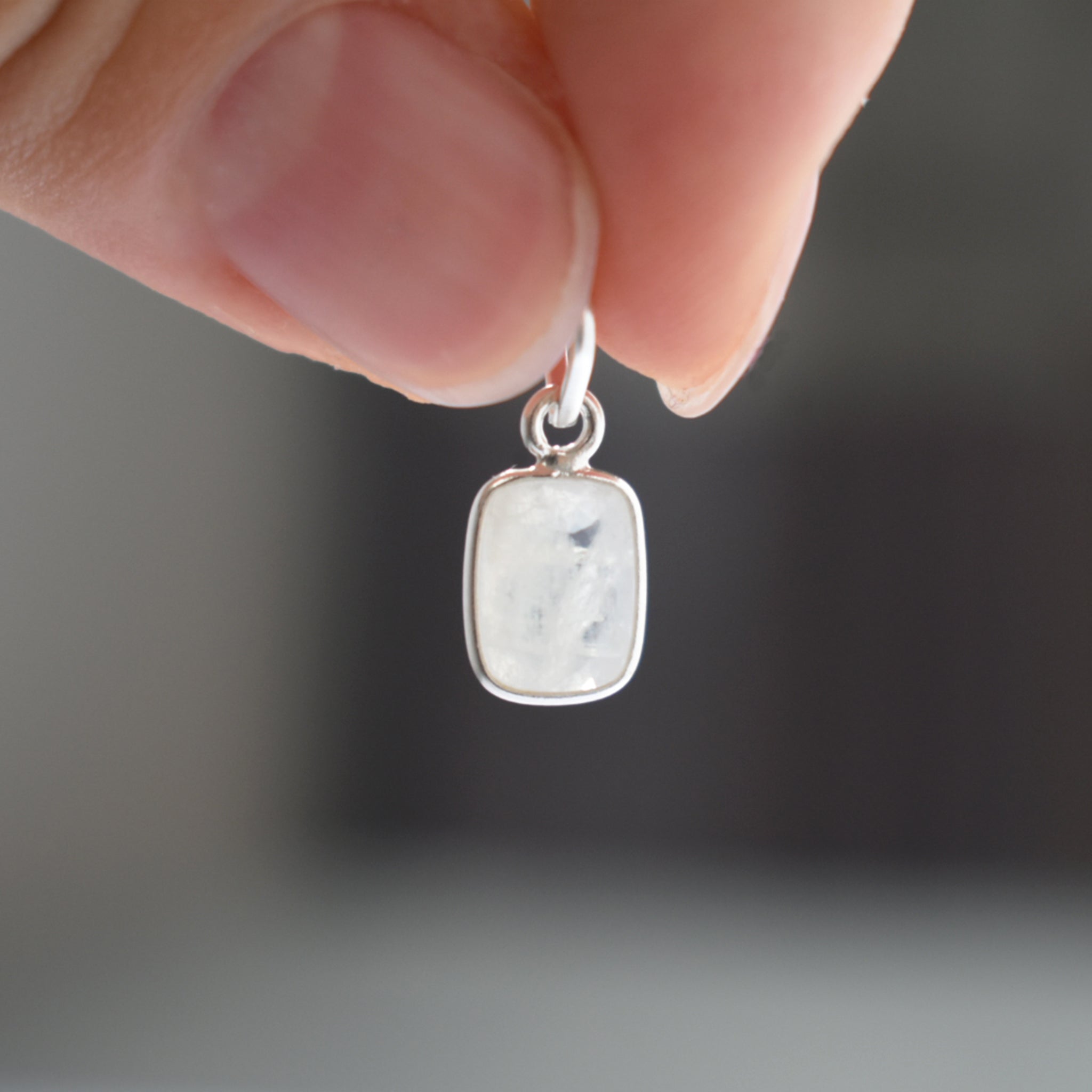 Teeny Tiny Pendant (Moonstone)｜ チェーンがえらべる ひと粒ペンダント (ムーンストーン)