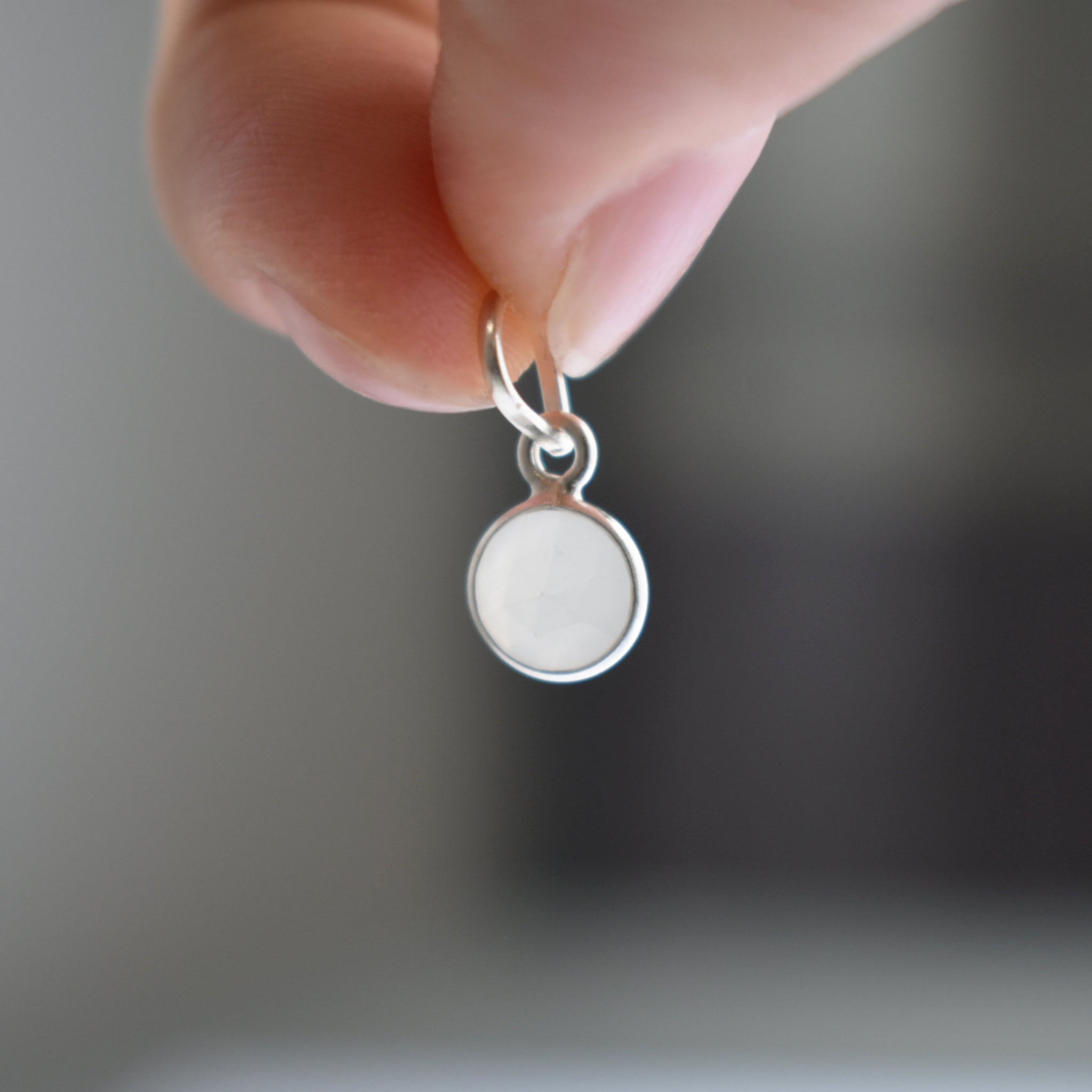 Teeny Tiny Pendant (Moonstone)｜ チェーンがえらべる ひと粒ペンダント (ムーンストーン)