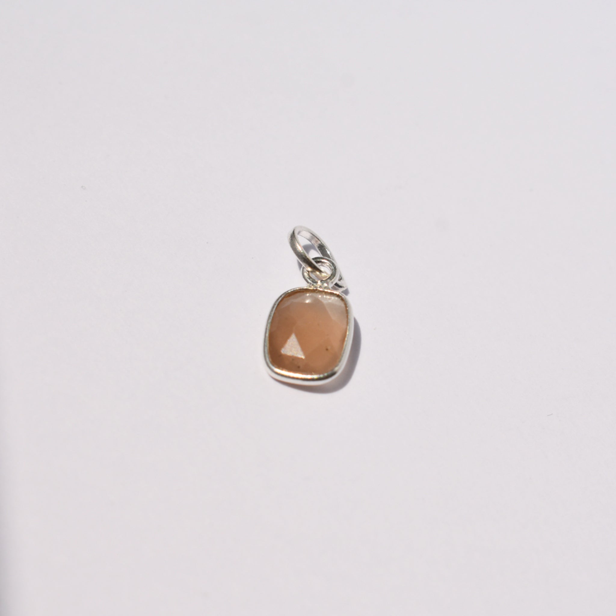 Teeny Tiny Pendant (Peach Moonstone)｜チェーンがえらべる ひと粒ペンダント (ピーチムーンストーン)