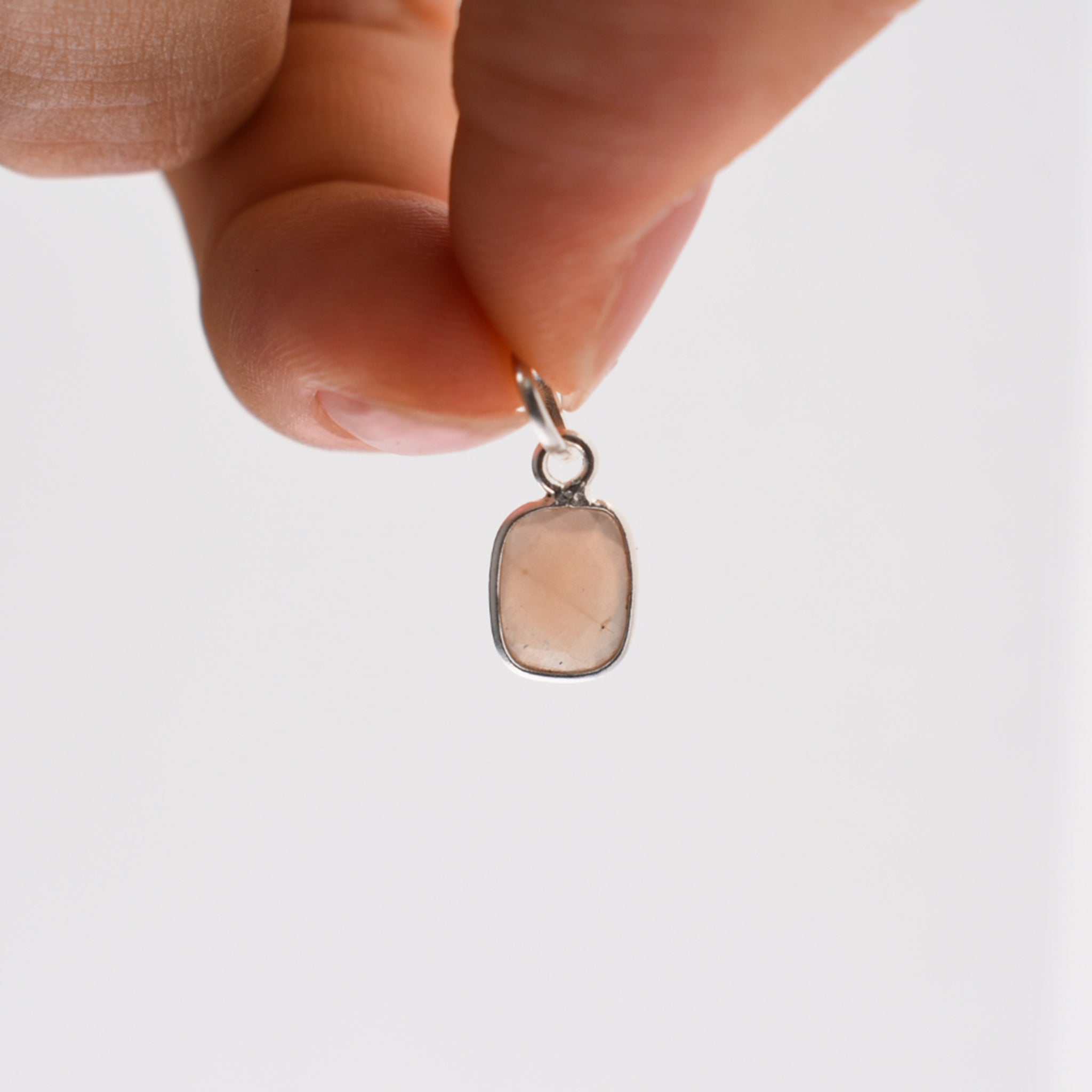 Teeny Tiny Pendant (Peach Moonstone)｜チェーンがえらべる ひと粒ペンダント (ピーチムーンストーン)