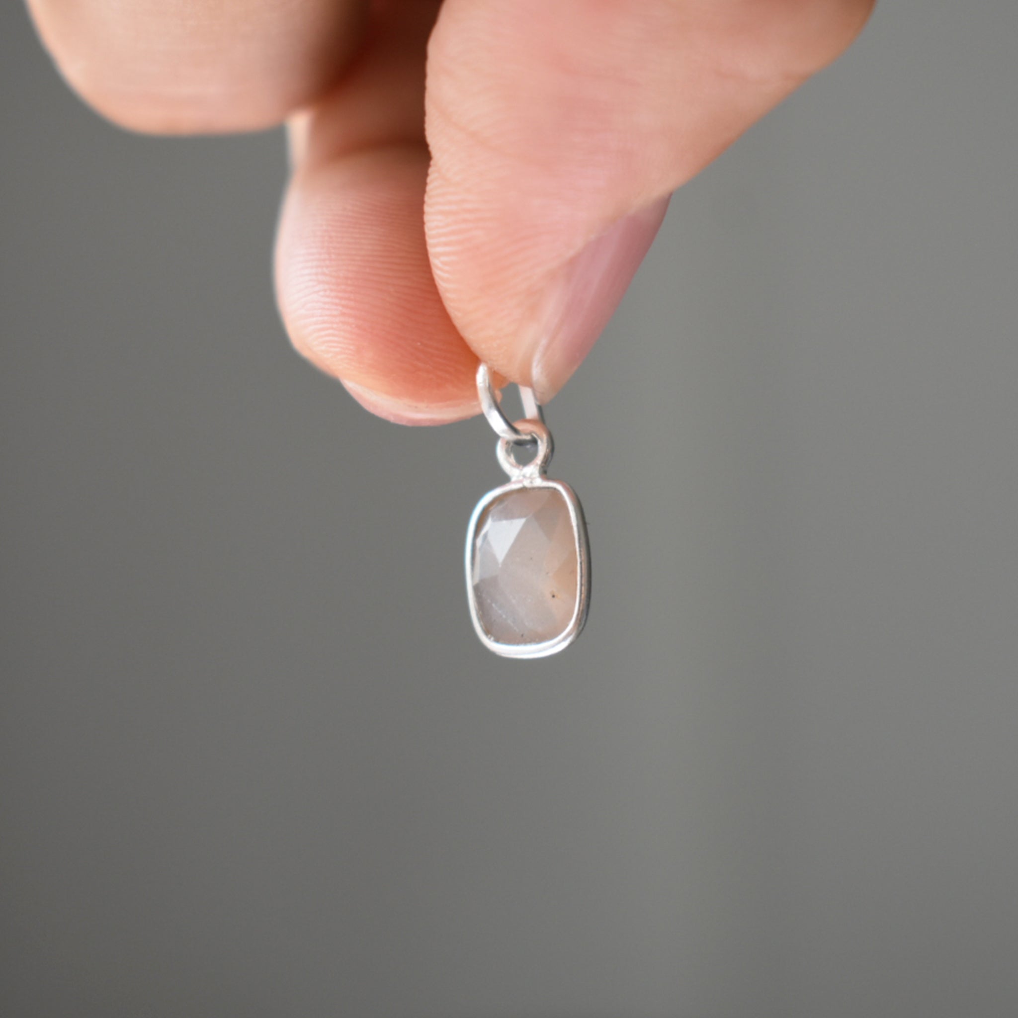 Teeny Tiny Pendant (Peach Moonstone)｜チェーンがえらべる ひと粒ペンダント (ピーチムーンストーン)