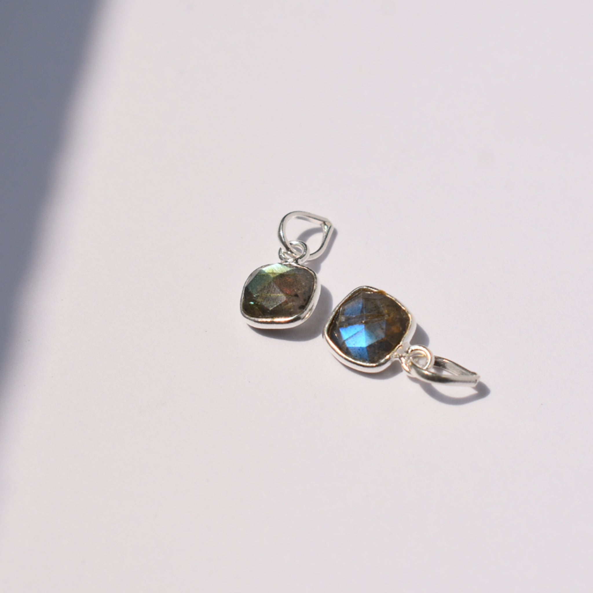 Teeny Tiny Pendant (Labradorite)｜チェーンがえらべる ひと粒ペンダント (ラブラドライト)