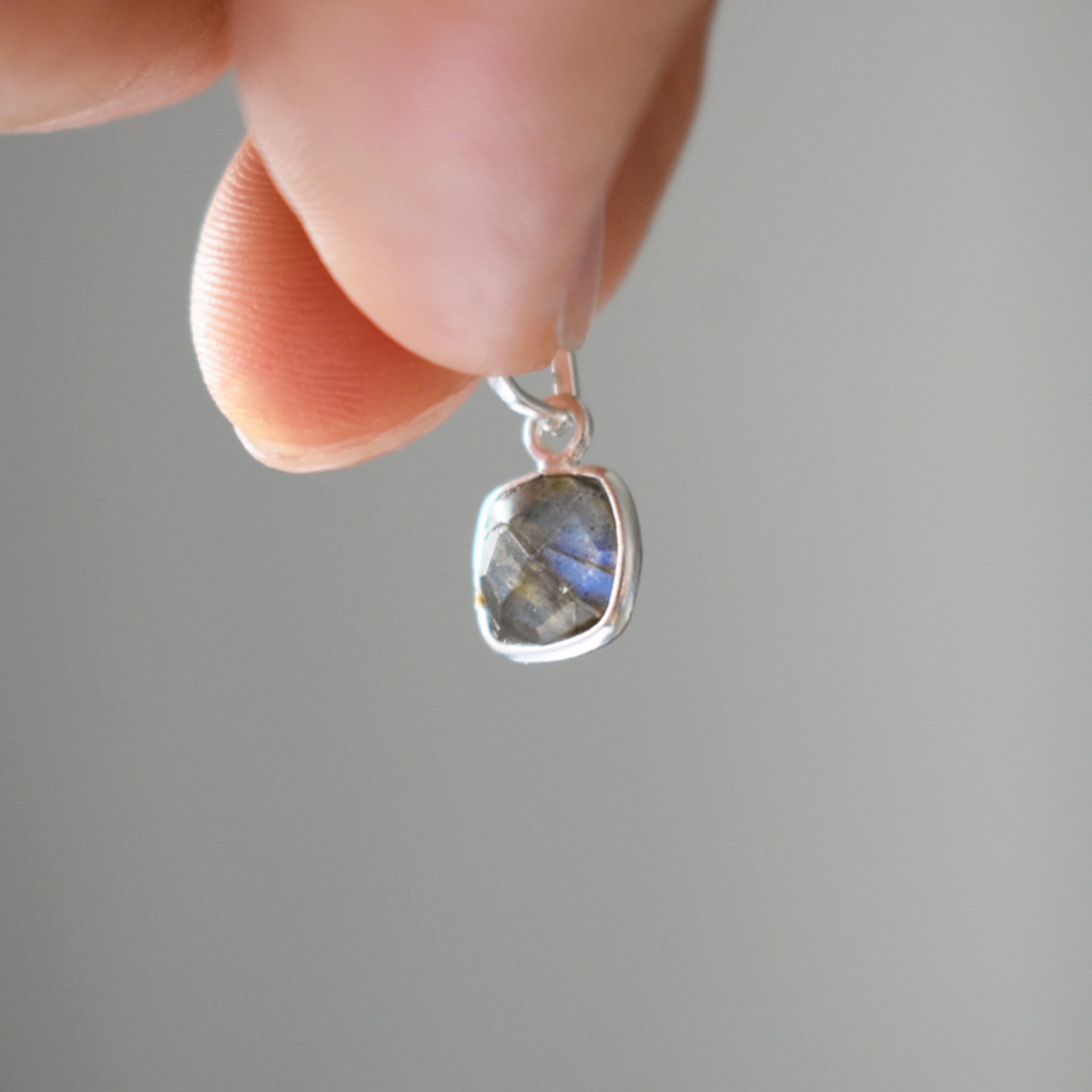 Teeny Tiny Pendant (Labradorite)｜チェーンがえらべる ひと粒ペンダント (ラブラドライト)