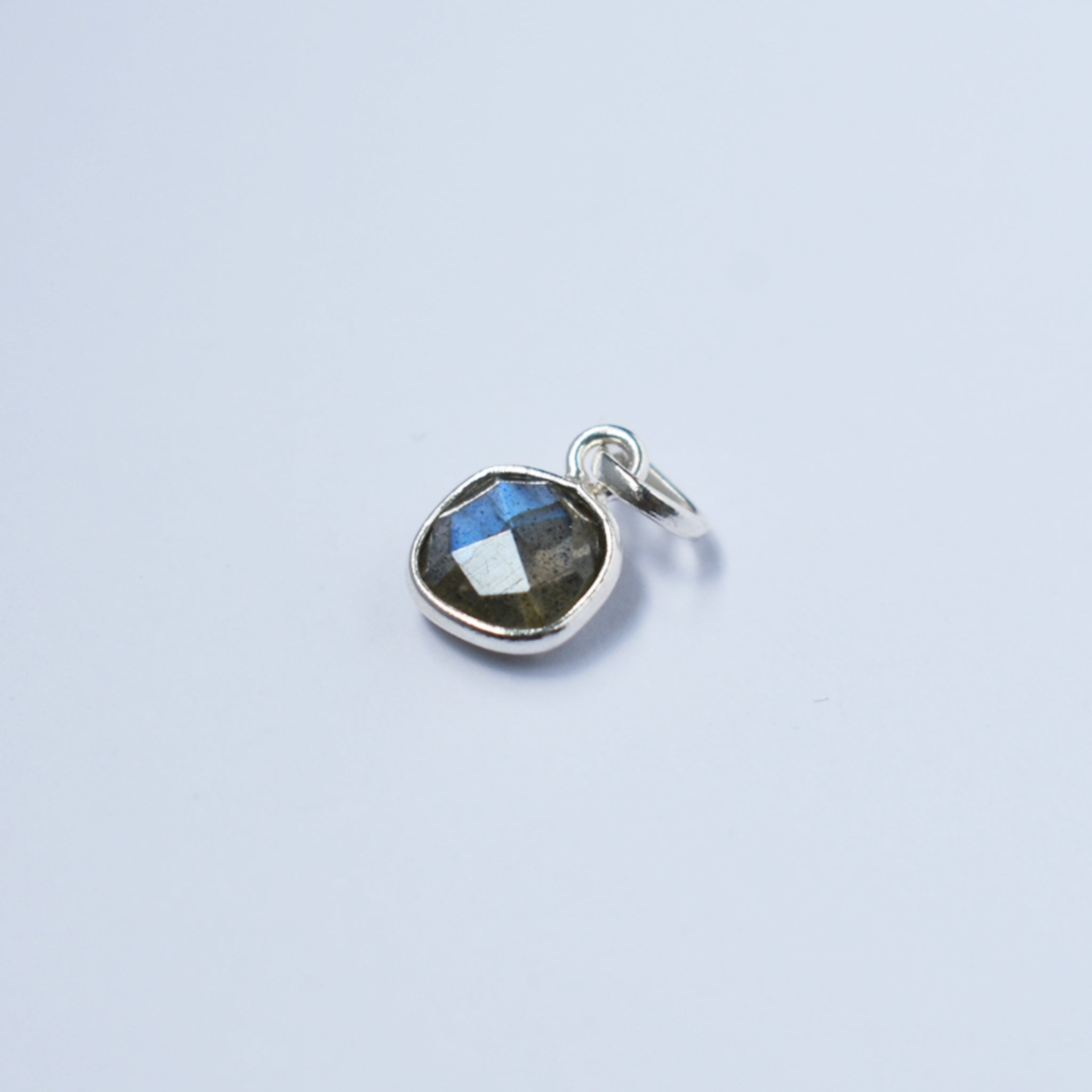 Teeny Tiny Pendant (Labradorite)｜チェーンがえらべる ひと粒ペンダント (ラブラドライト)