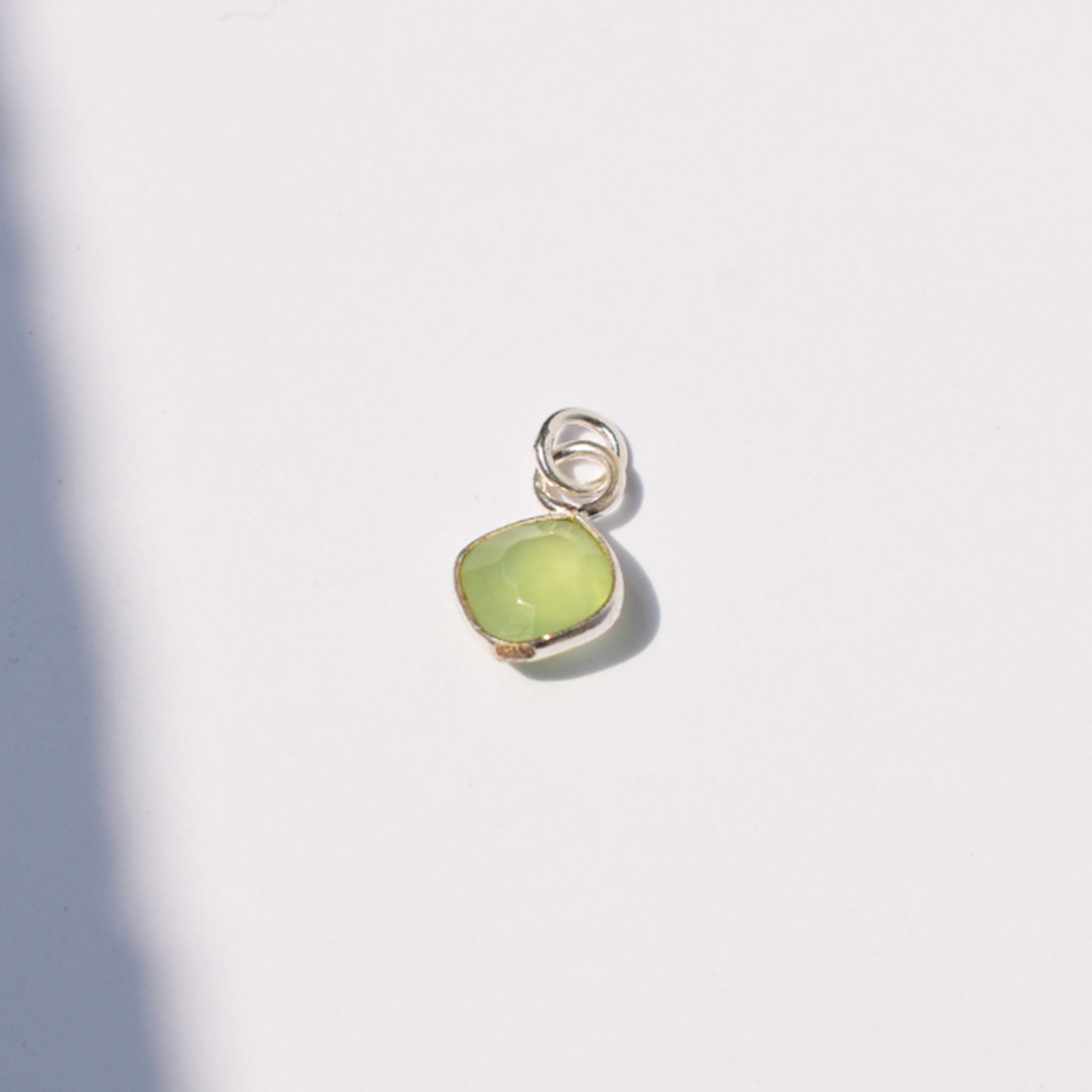 Teeny Tiny Pendant (Prehnite)｜チェーンがえらべる ひと粒ペンダント (プレナイト)