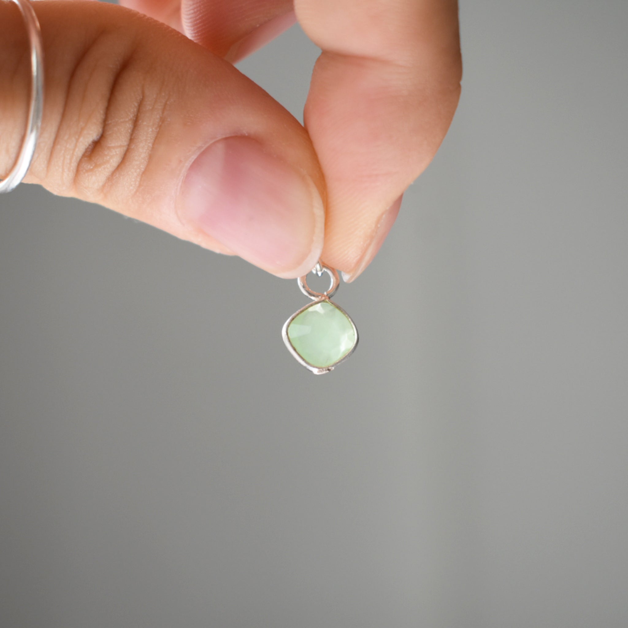 Teeny Tiny Pendant (Prehnite)｜チェーンがえらべる ひと粒ペンダント (プレナイト)