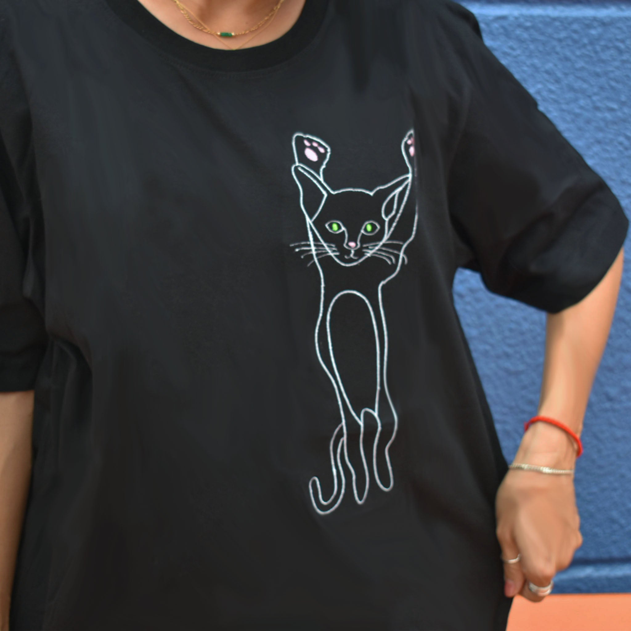 のびーる脱力ねこちゃん刺繍Tシャツ (黒ｘ白刺繡)