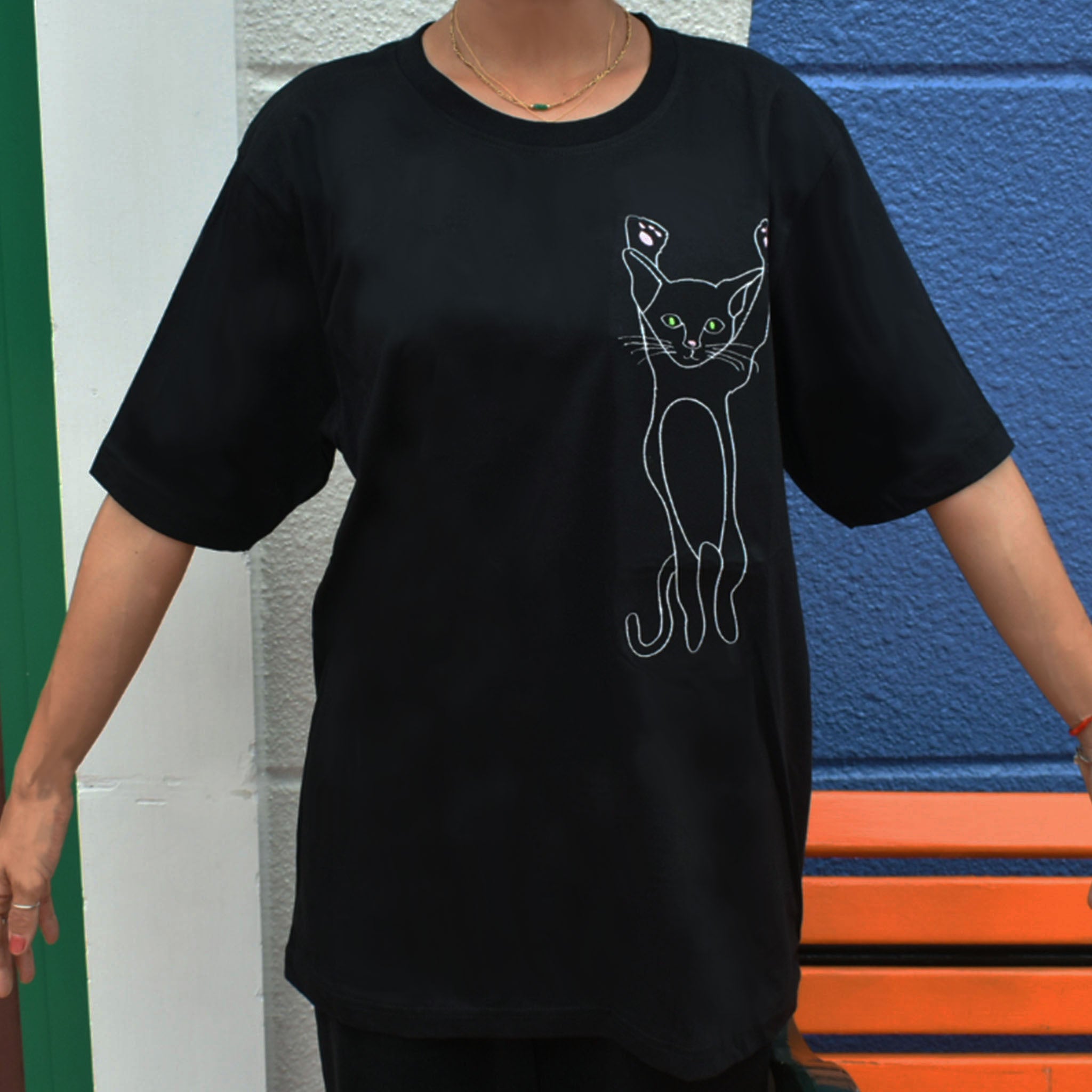 のびーる脱力ねこちゃん刺繍Tシャツ (黒x白刺繡) – Neo Scavenger