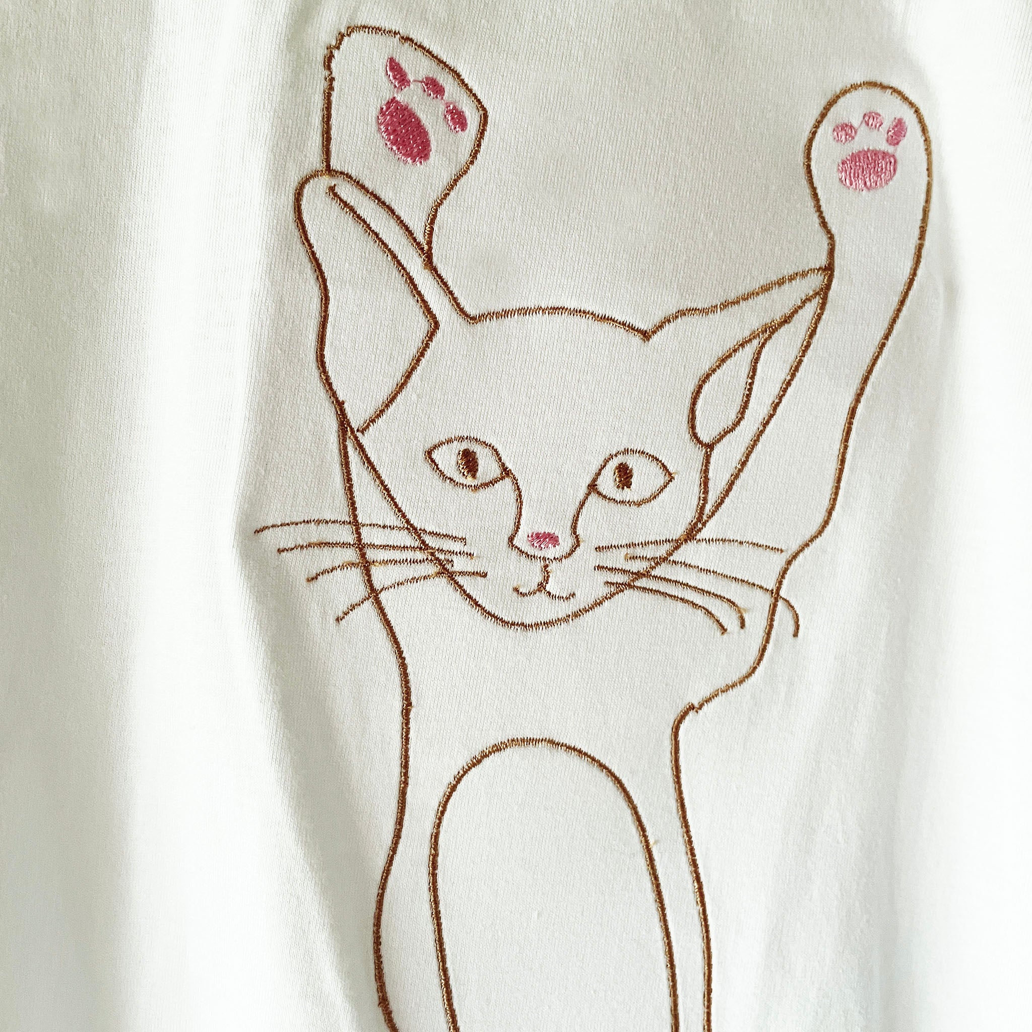 のびーる脱力ねこちゃん刺繍Tシャツ (白ｘブラウン刺繡)