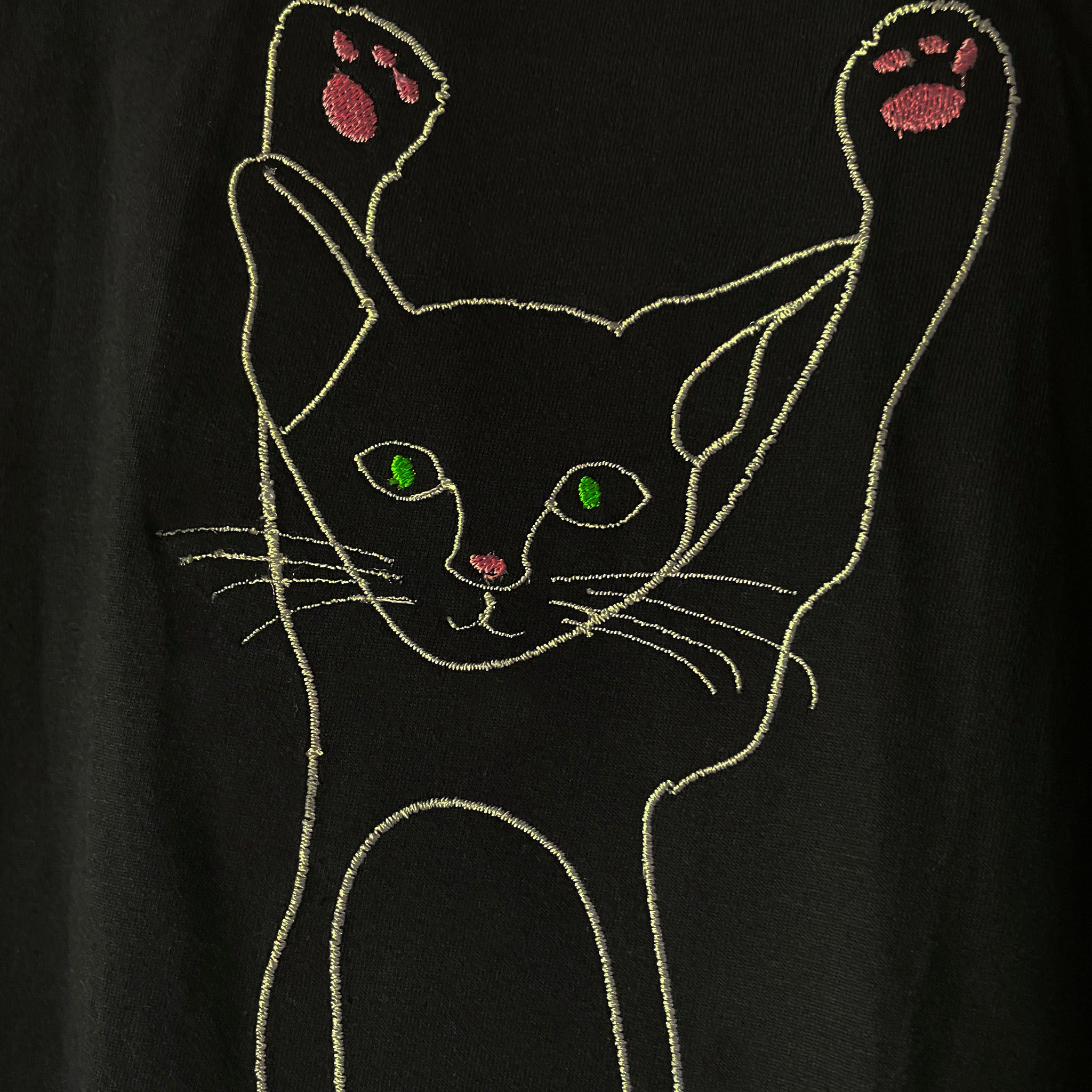 のびーる脱力ねこちゃん刺繍Tシャツ (黒ｘ白刺繡)