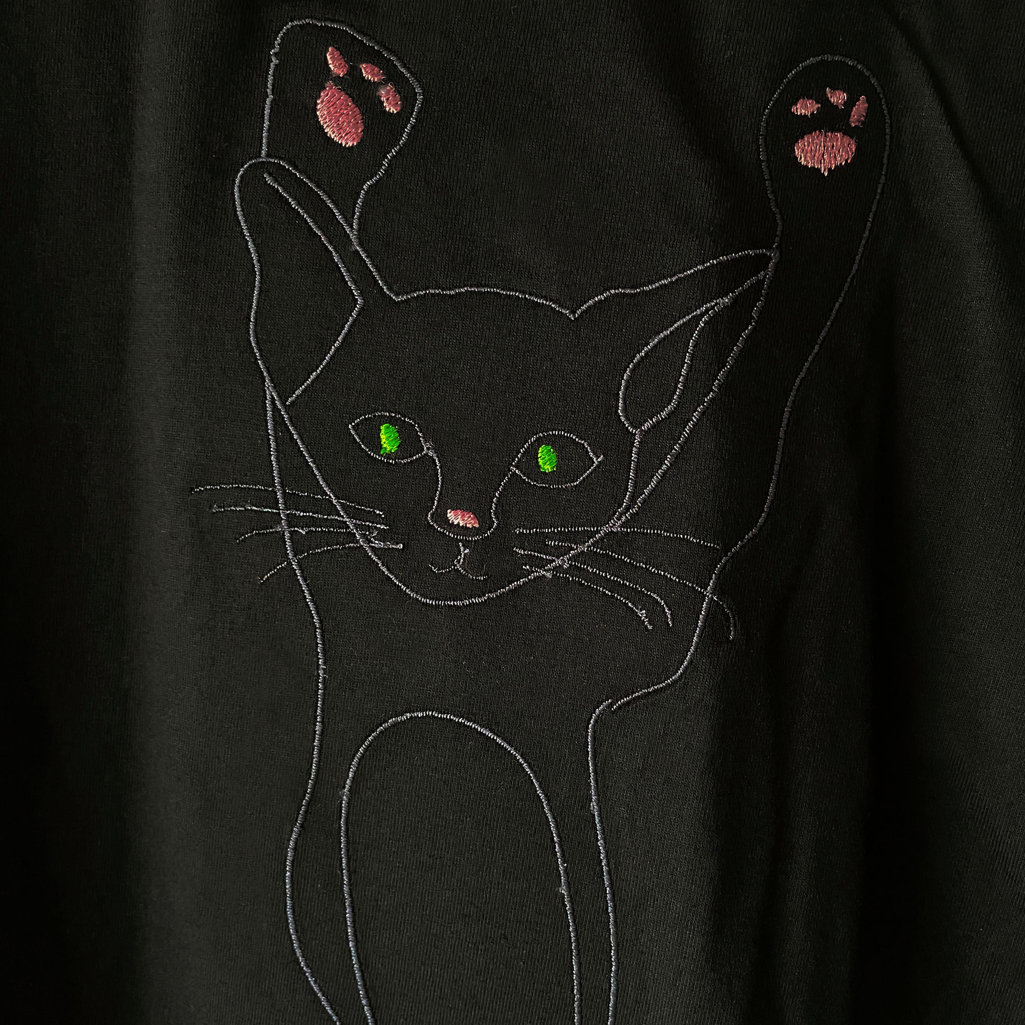 のびーる脱力ねこちゃん刺繍Tシャツ (黒ｘグレー刺繡)