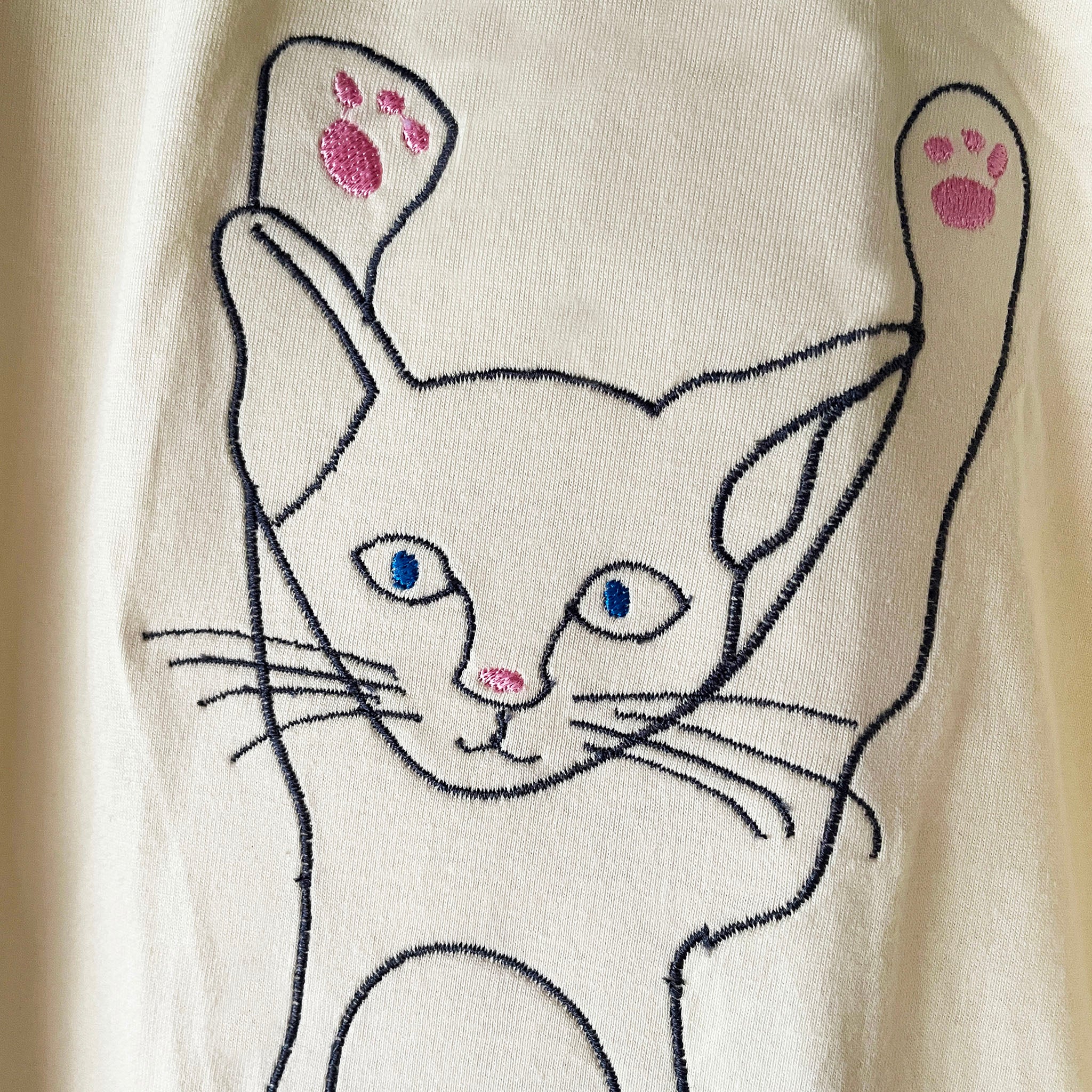 のびーる脱力ねこちゃん刺繍Tシャツ (ベージュｘ黒刺繡)