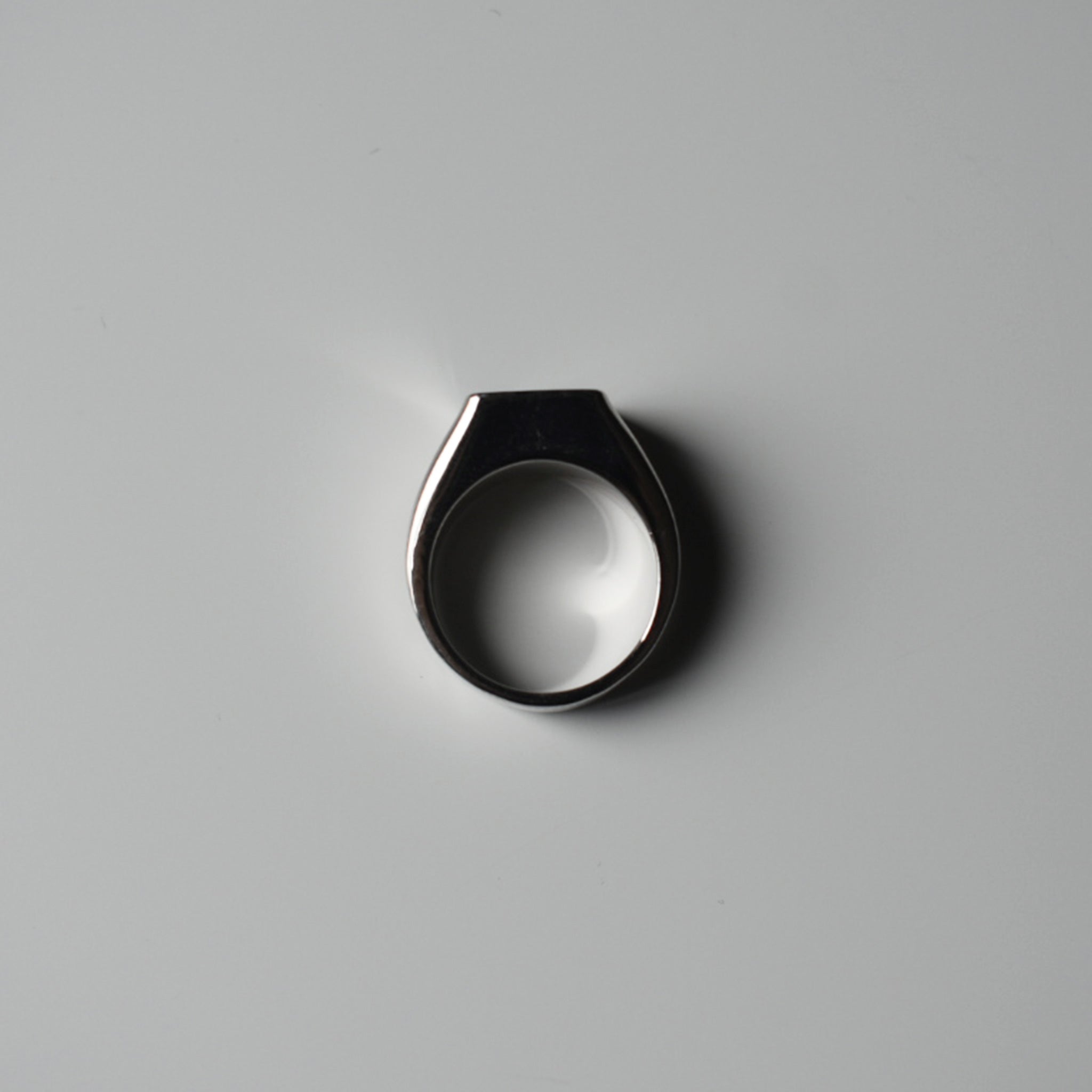 "Sleepy" Square Signet Ring (Small)｜"眠" 四角形シグネットリング (小)