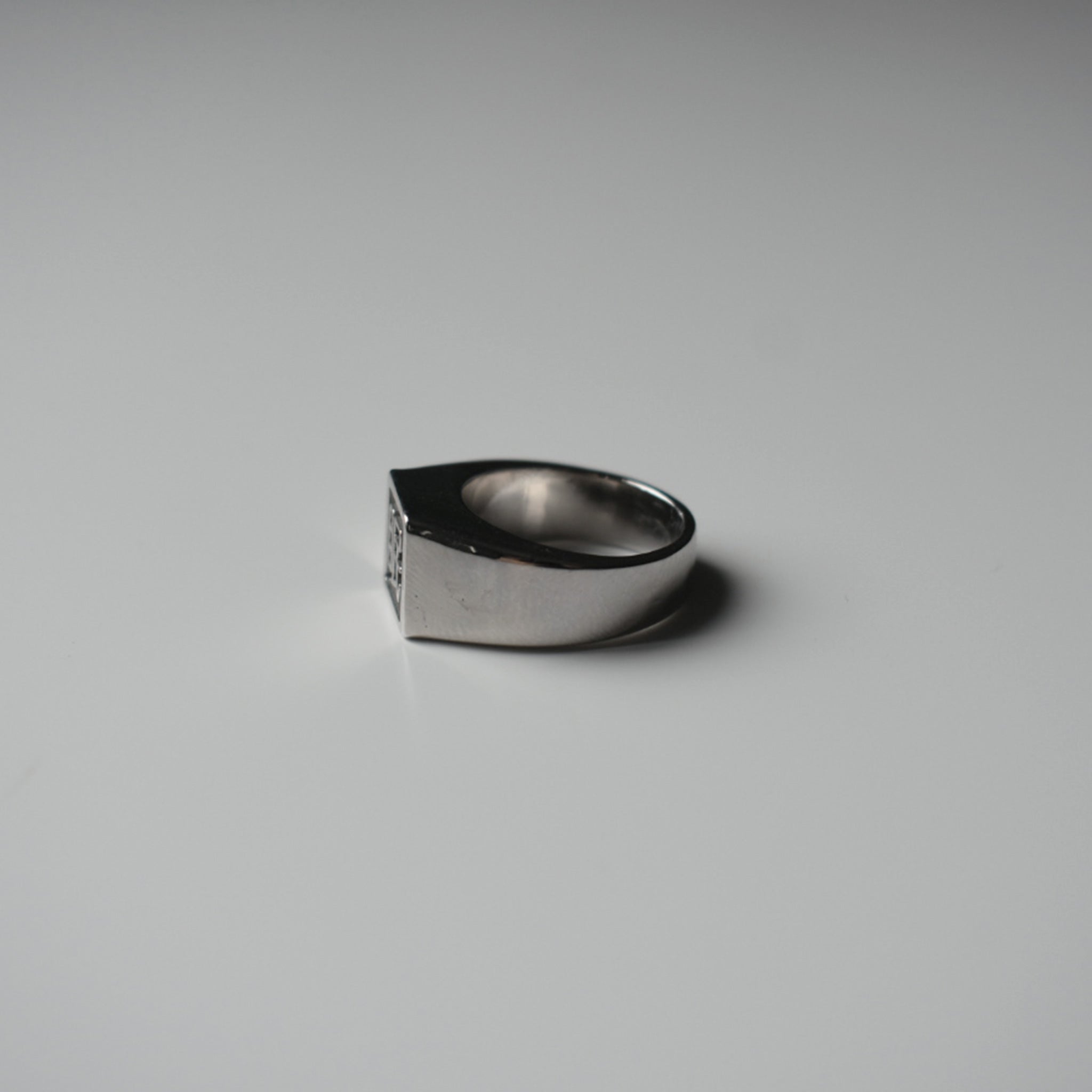 "Sleepy" Square Signet Ring (Small)｜"眠" 四角形シグネットリング (小)