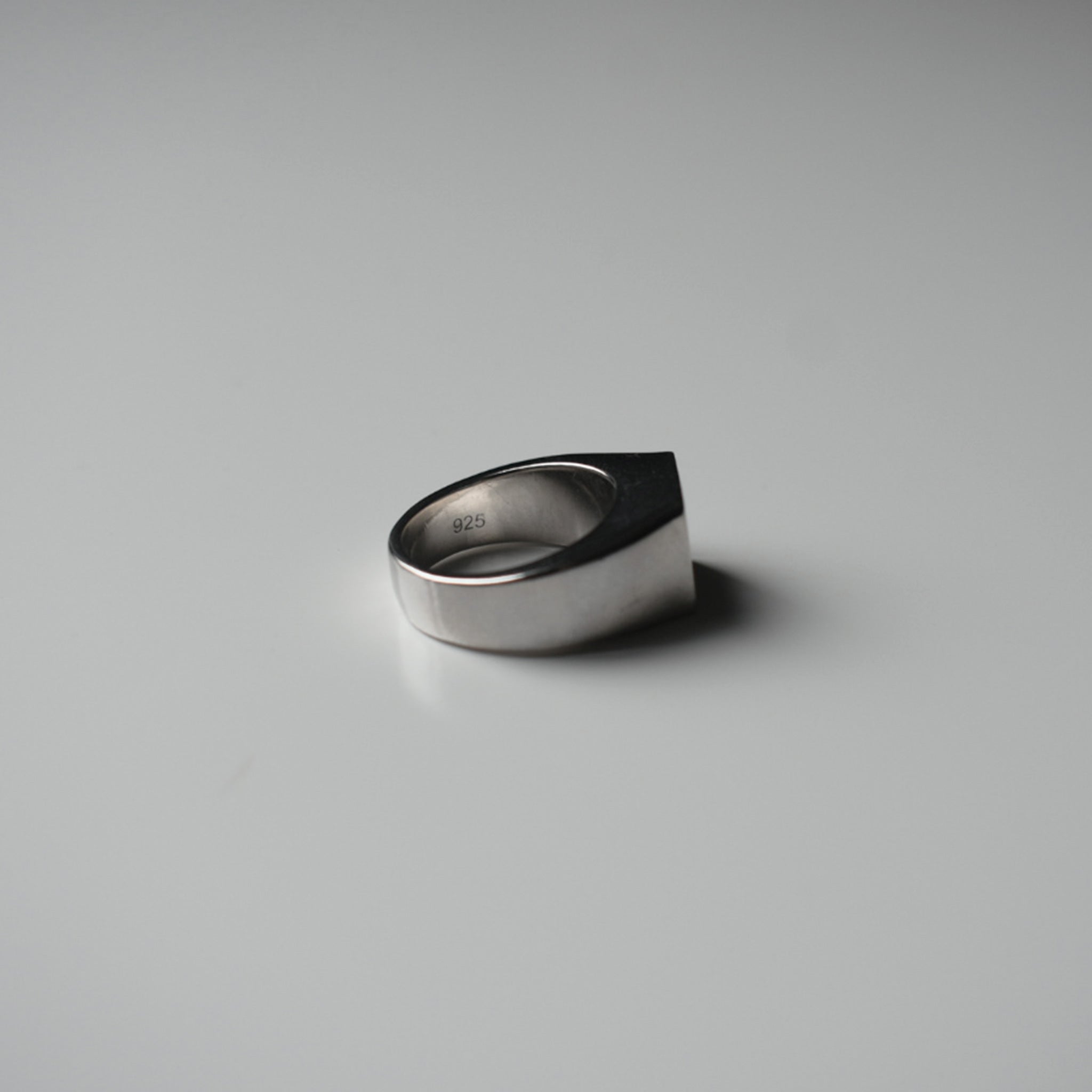 "Sleepy" Square Signet Ring (Small)｜"眠" 四角形シグネットリング (小)