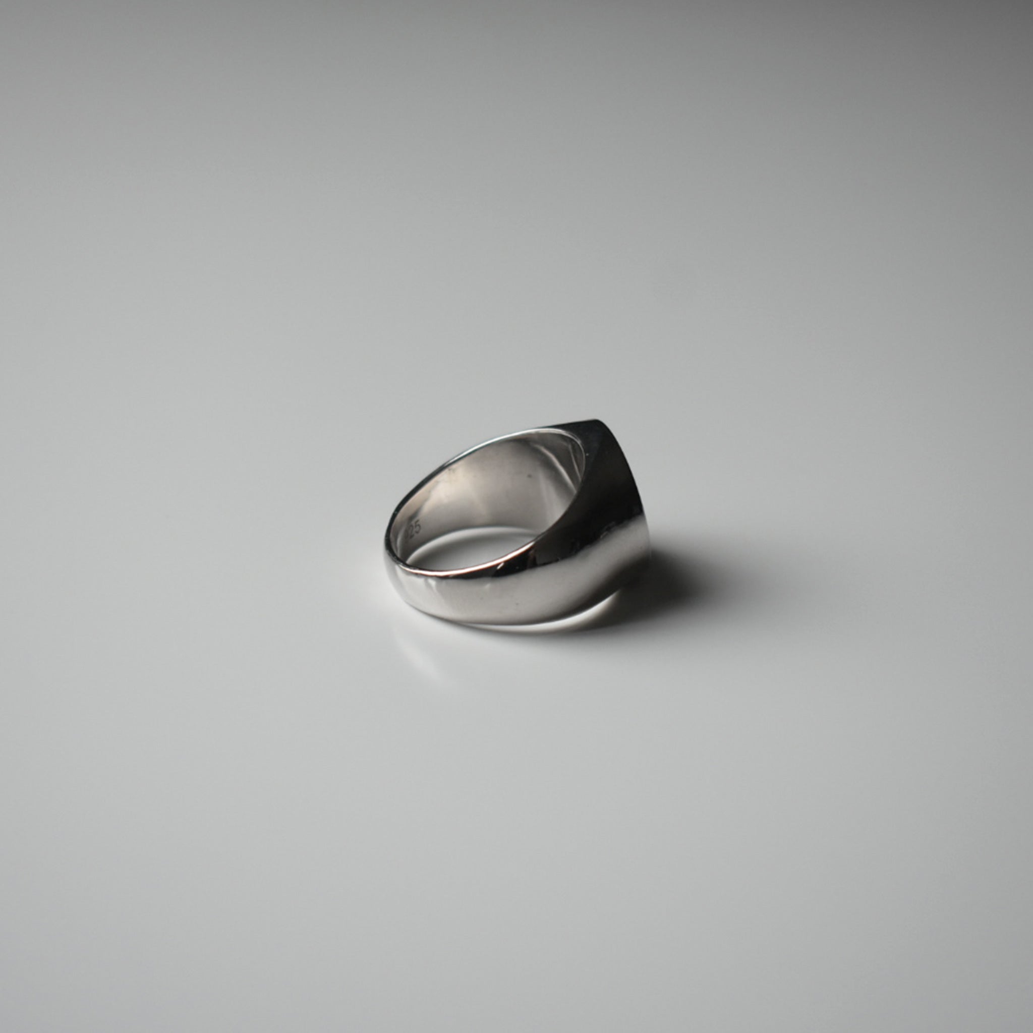 "Party" Oval Signet Ring (Medium)｜"宴" 楕円形シグネットリング (中)