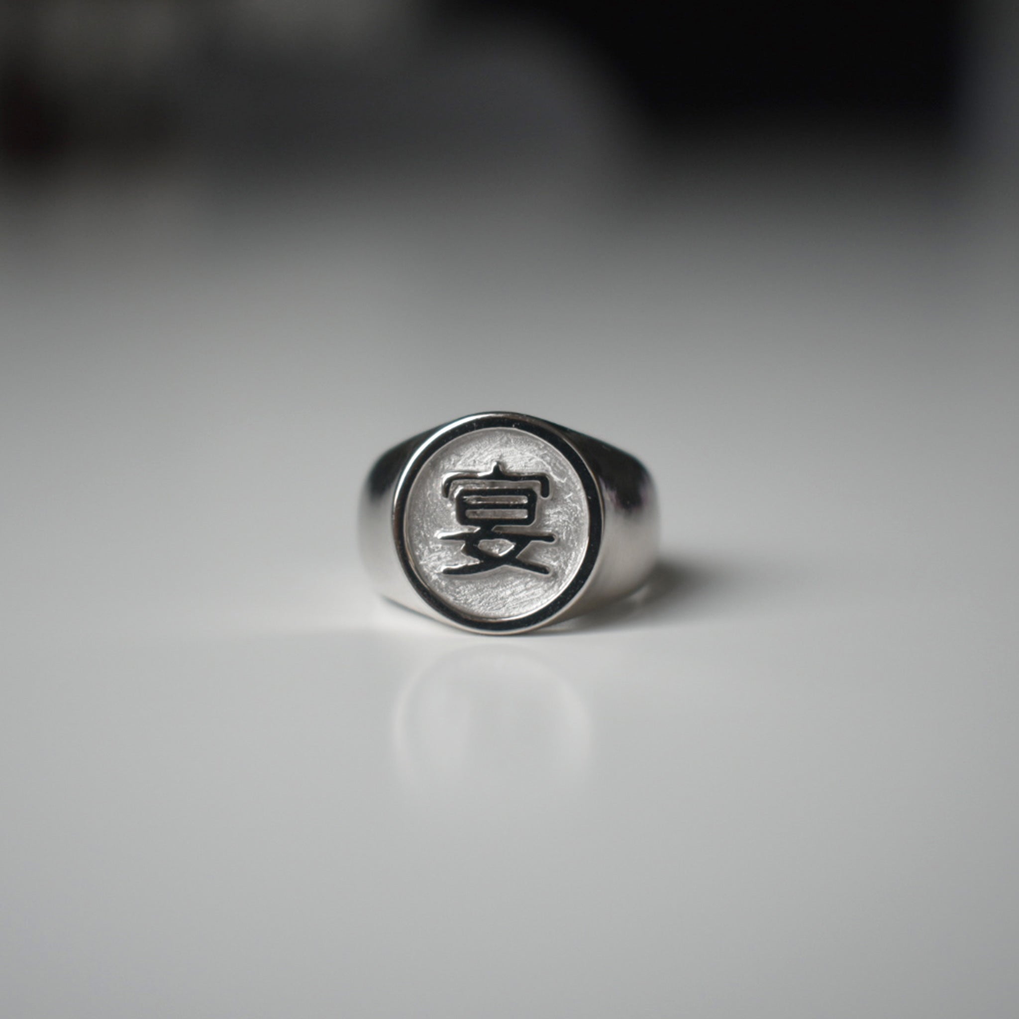 Oval Signet Ring (Medium)｜楕円形リング (中) – Neo Scavenger Hunt 