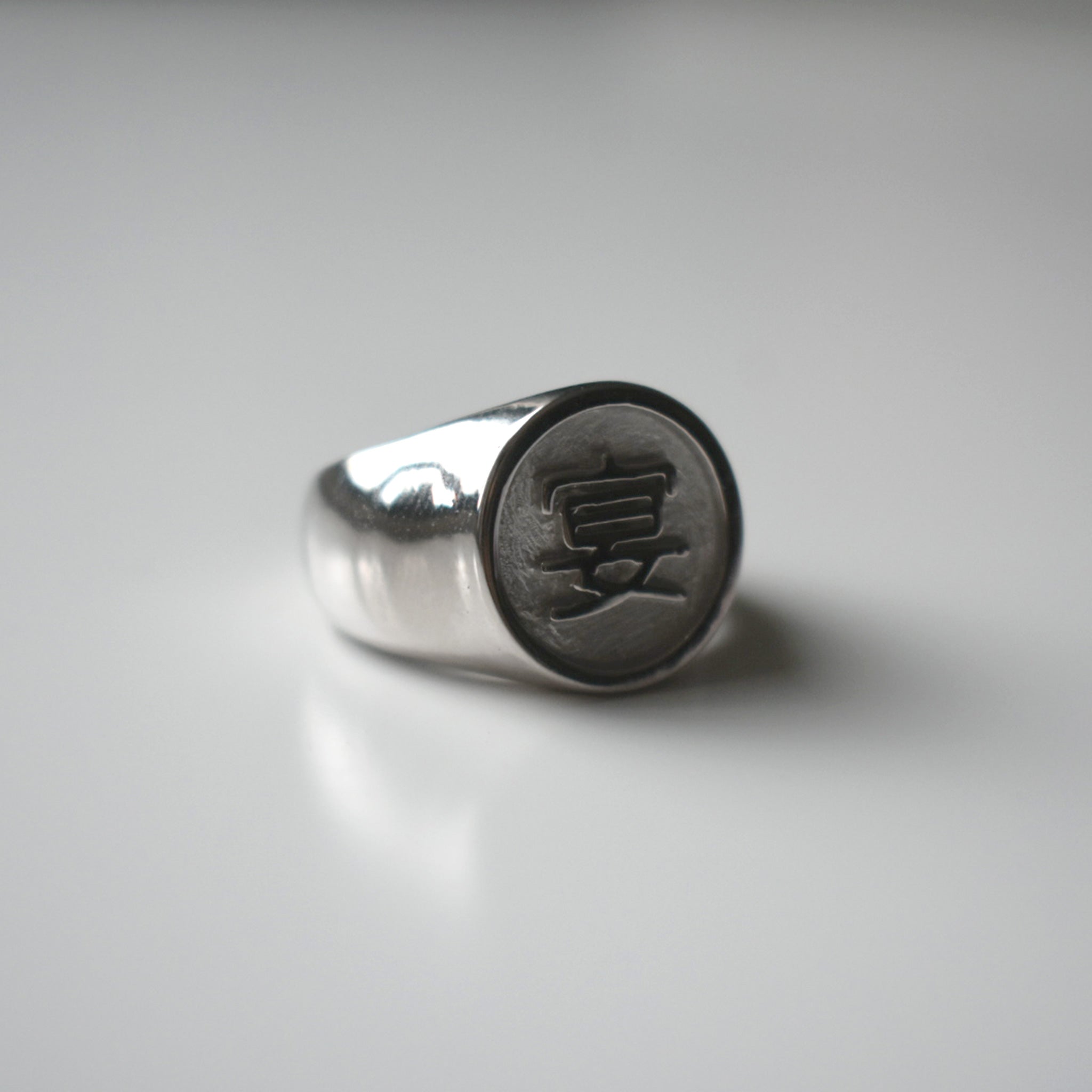 "Party" Oval Signet Ring (Medium)